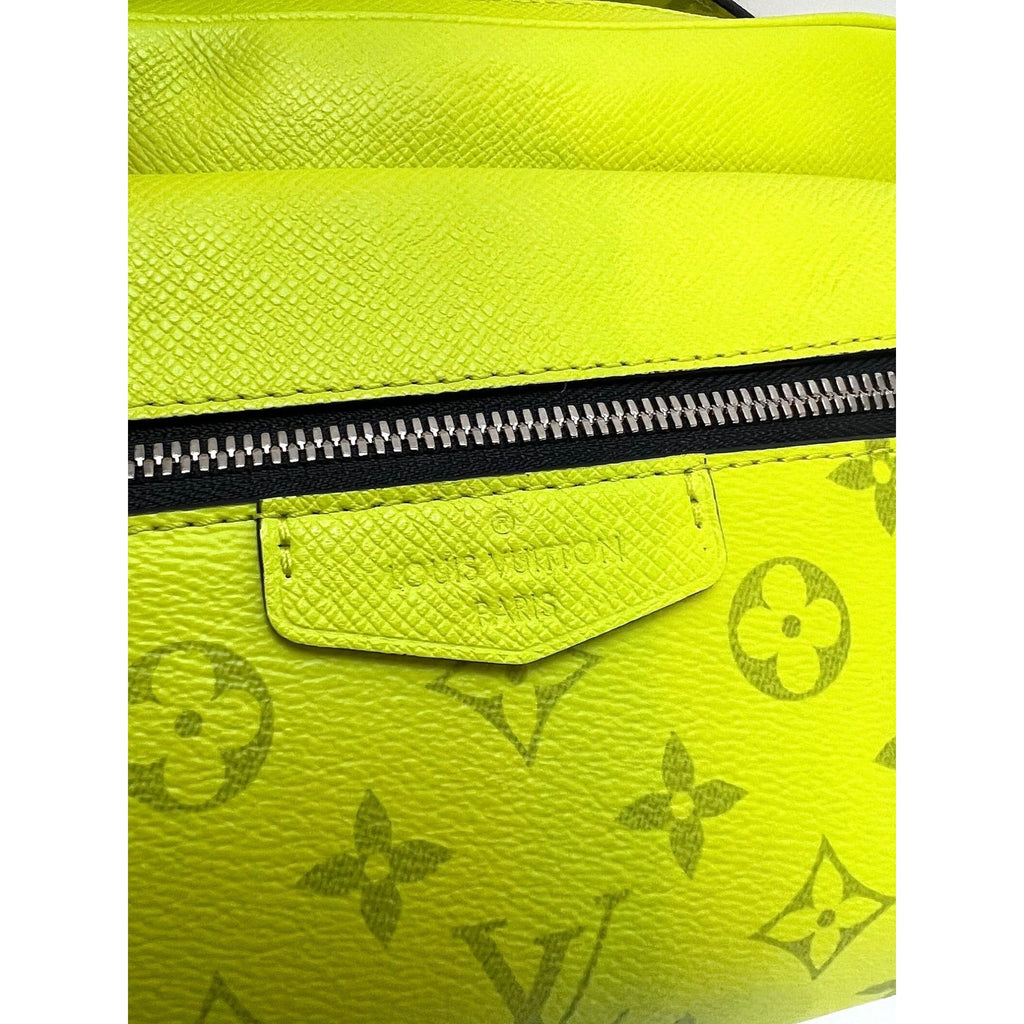 Túi đeo chéo ngoài trời Taigarama màu vàng của LOUIS VUITTON