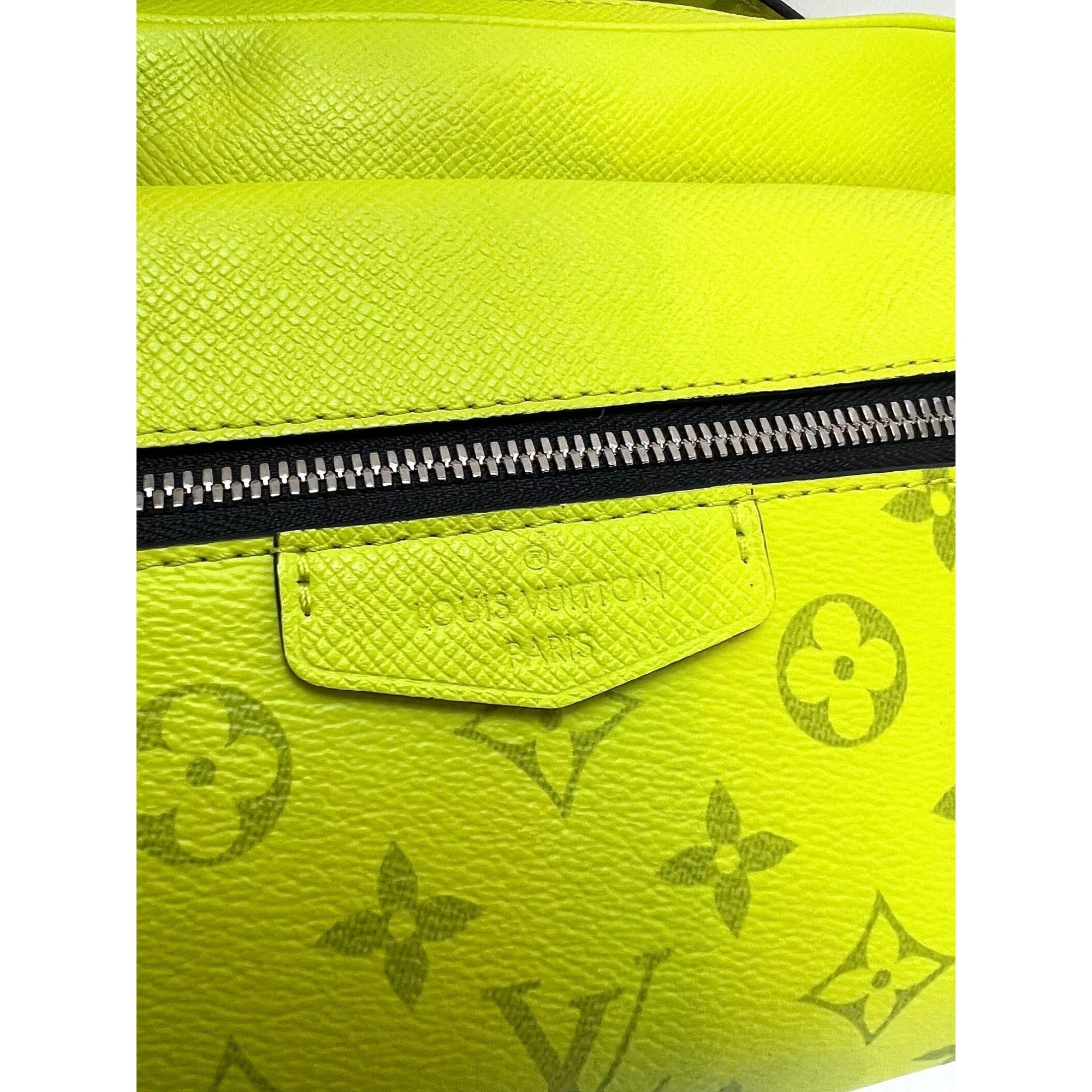 Túi đeo chéo ngoài trời Taigarama màu vàng của LOUIS VUITTON