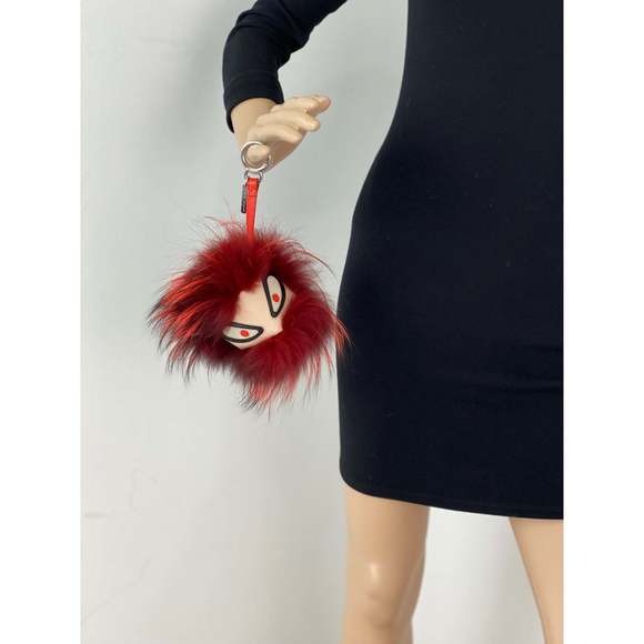 Móc khóa túi xách bằng da hình côn trùng lông đỏ Fendi / Mặt dây chuyền túi xách
