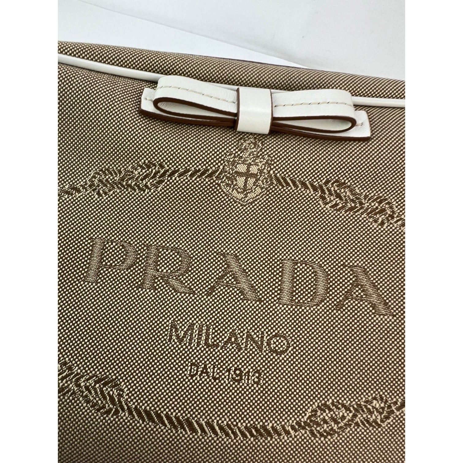 Túi đeo chéo máy ảnh vải kaki Prada