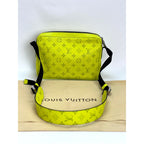 Túi đeo chéo ngoài trời Taigarama màu vàng của LOUIS VUITTON