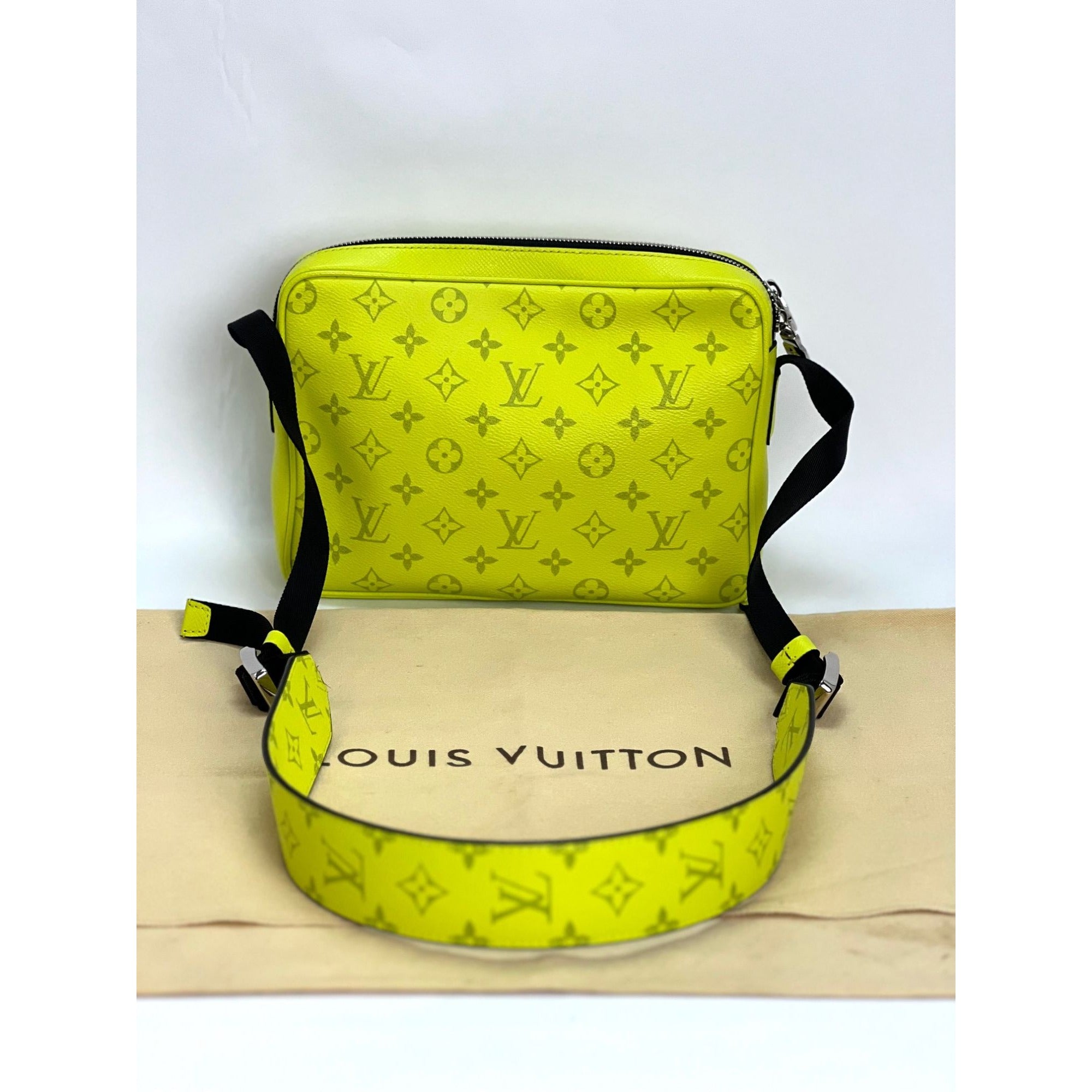 Túi đeo chéo ngoài trời Taigarama màu vàng của LOUIS VUITTON