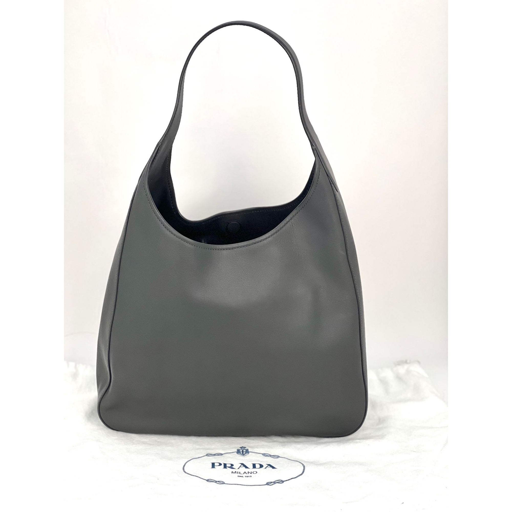 Túi Hobo màu xám của Prada Vitello Daino