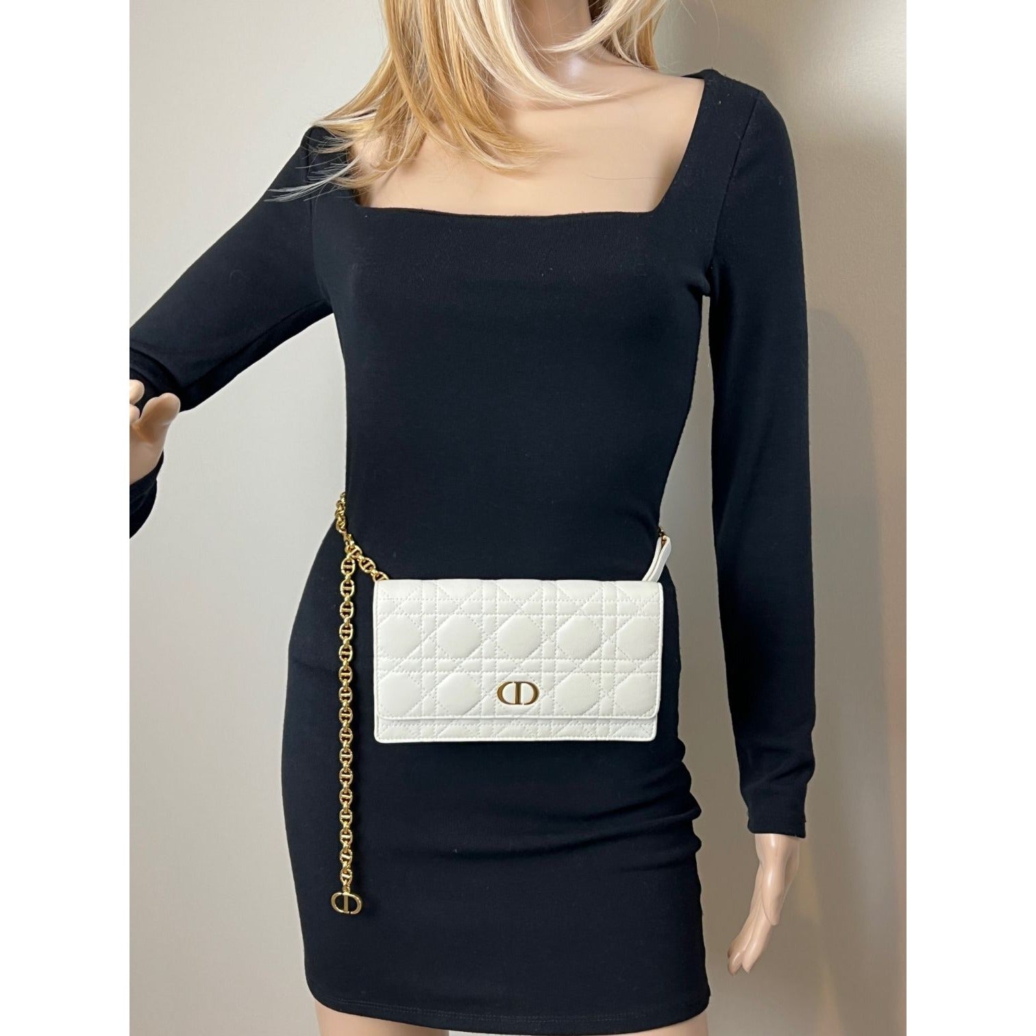 Túi cầm tay thắt lưng da trắng Caro Cannage của Christian Dior