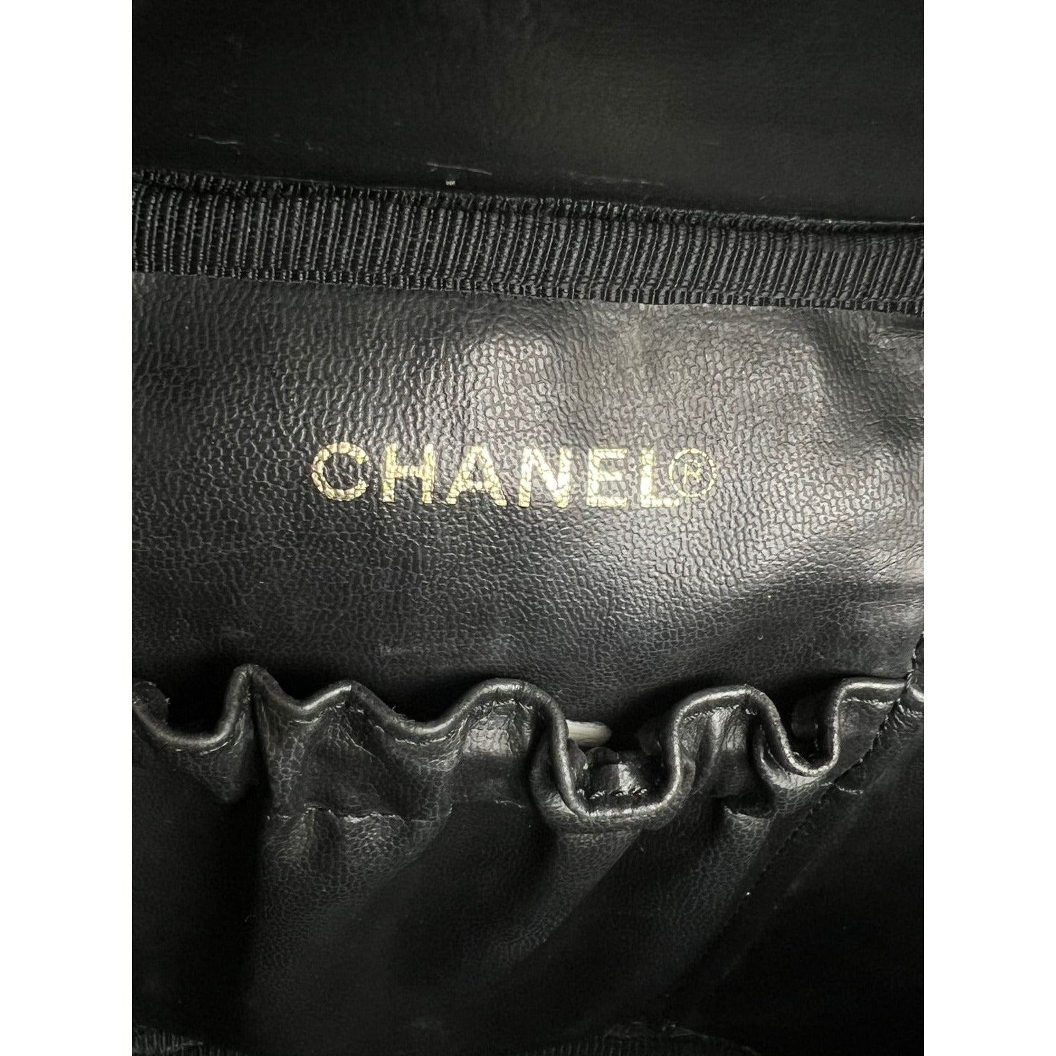 Túi đựng mỹ phẩm Chanel Vanity Cosmetic Case màu đen bằng da Caviar