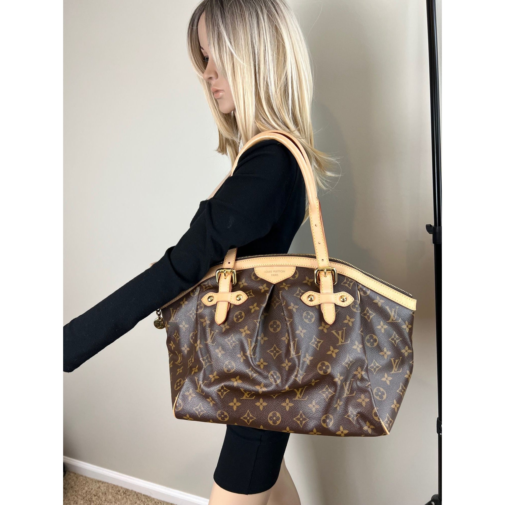 Túi đeo vai Louis Vuitton Tivoli GM Monogram