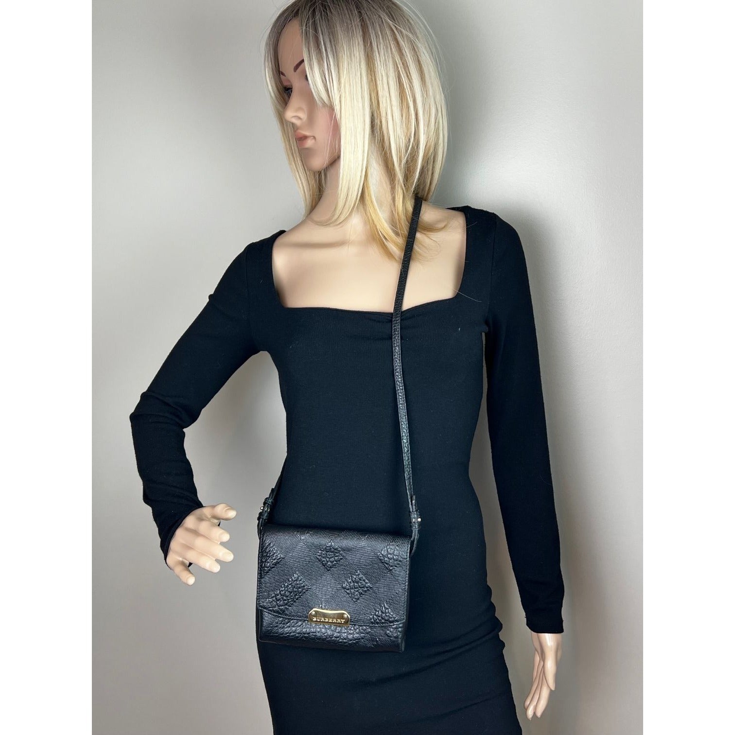Túi đeo chéo Burberry Signature Grain Leather Check Embossed Langley Black