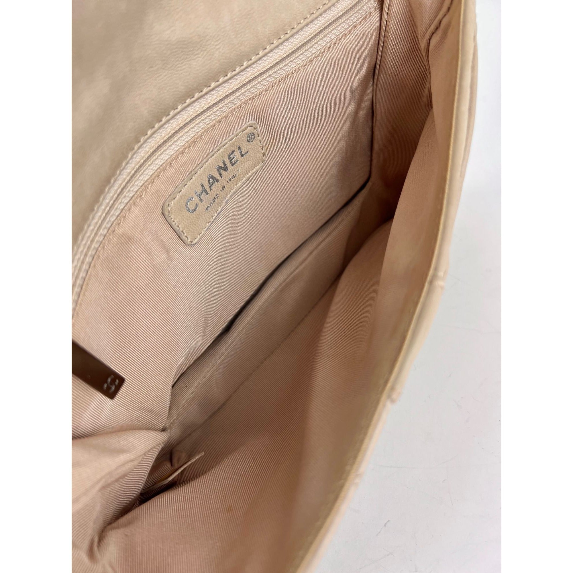 Túi đeo vai Chanel Lambskin Quilted Pile Ou Face Flap màu be Clair