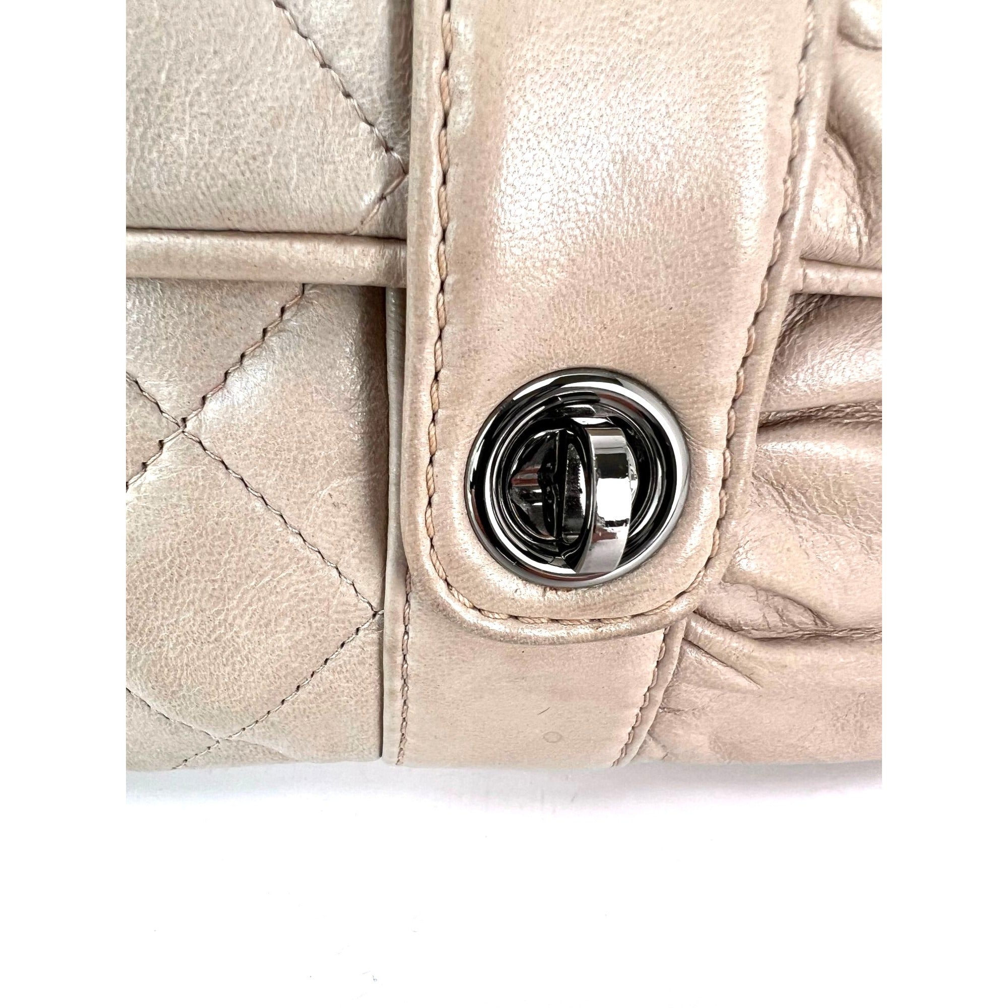 Túi đeo vai Chanel Lambskin Quilted Pile Ou Face Flap màu be Clair