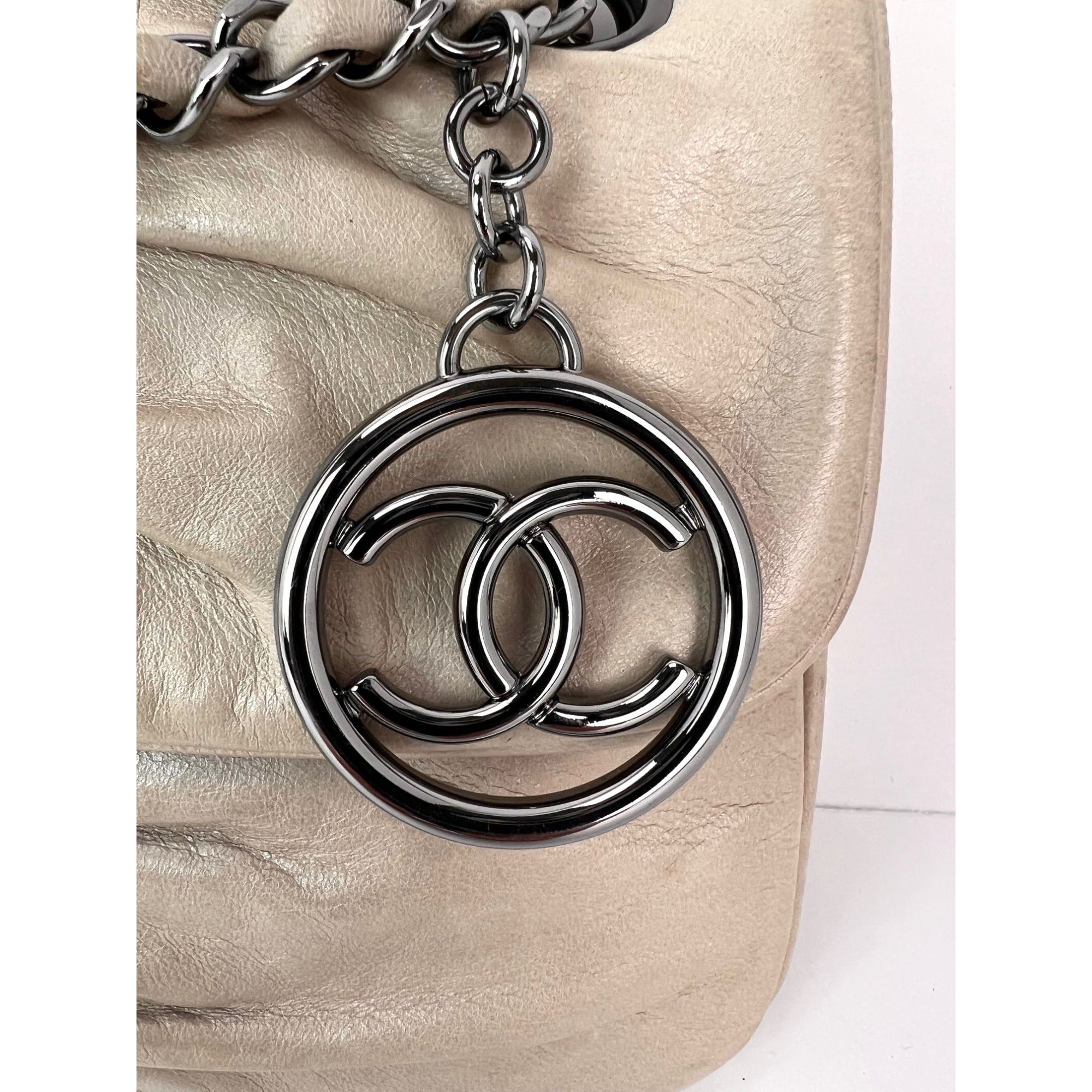 Túi đeo vai Chanel Lambskin Quilted Pile Ou Face Flap màu be Clair