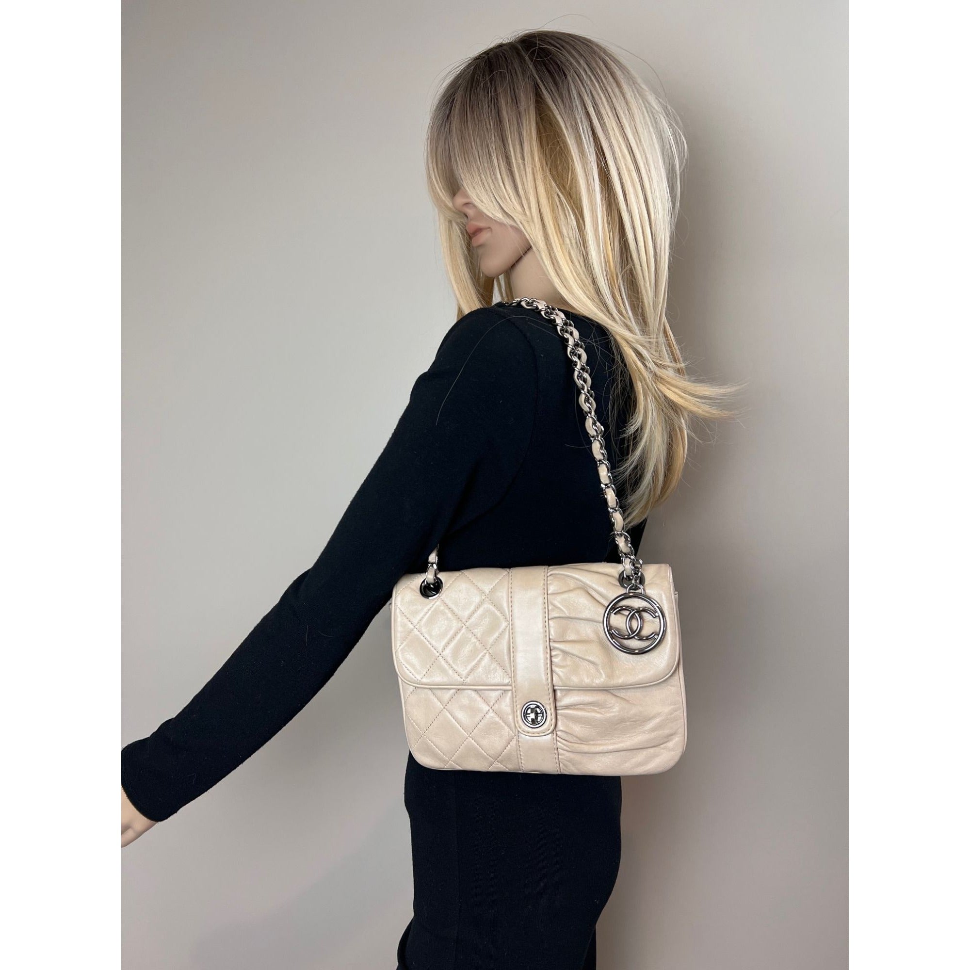 Túi đeo vai Chanel Lambskin Quilted Pile Ou Face Flap màu be Clair