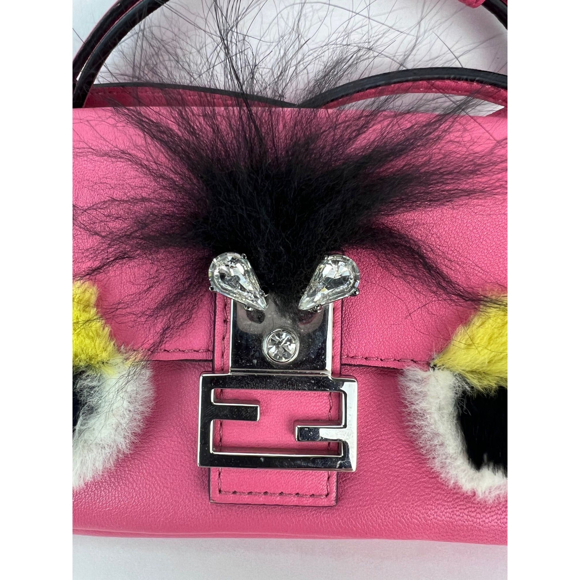 Túi đeo chéo Fendi Monster Baguette da hồng siêu nhỏ