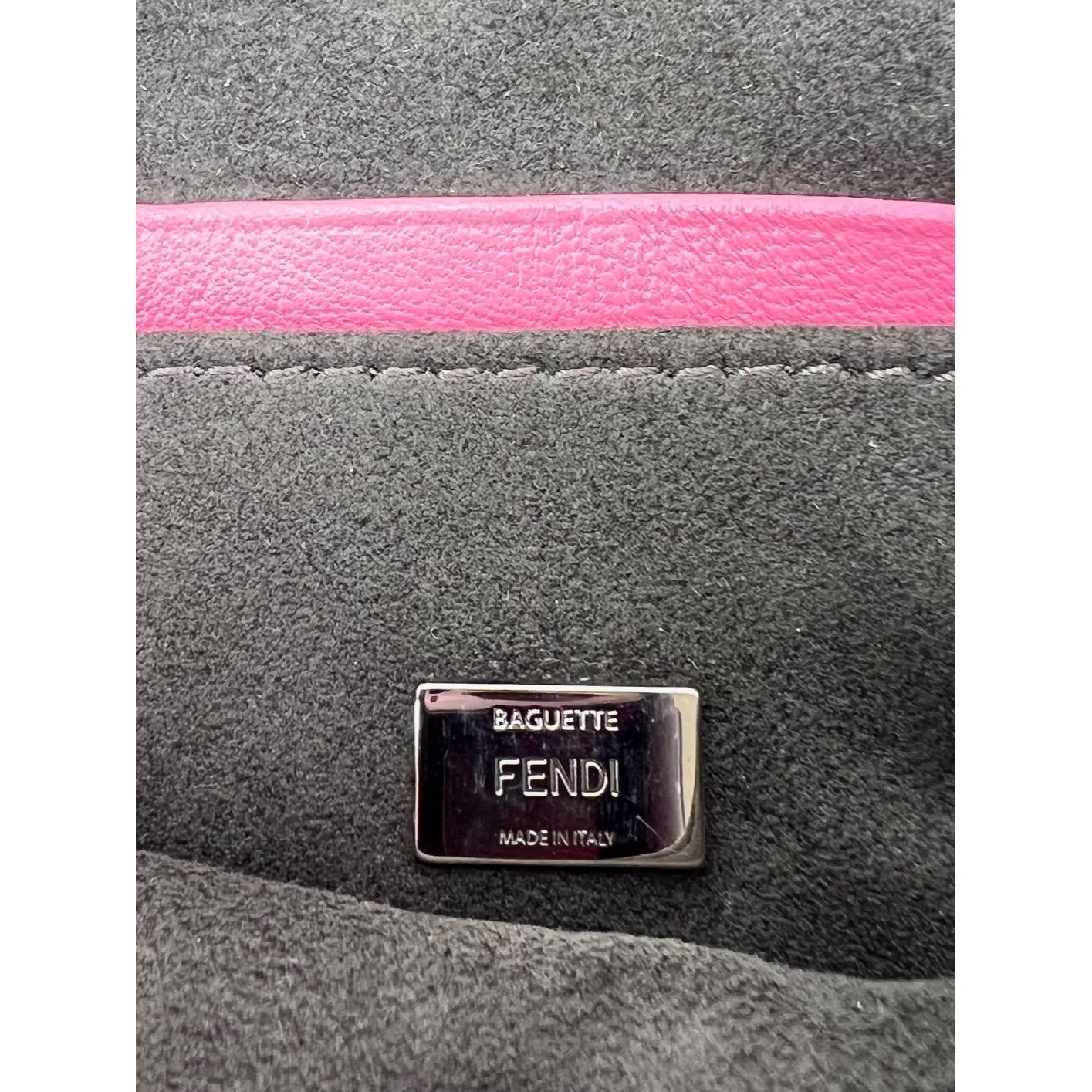 Túi đeo chéo Fendi Monster Baguette da hồng siêu nhỏ