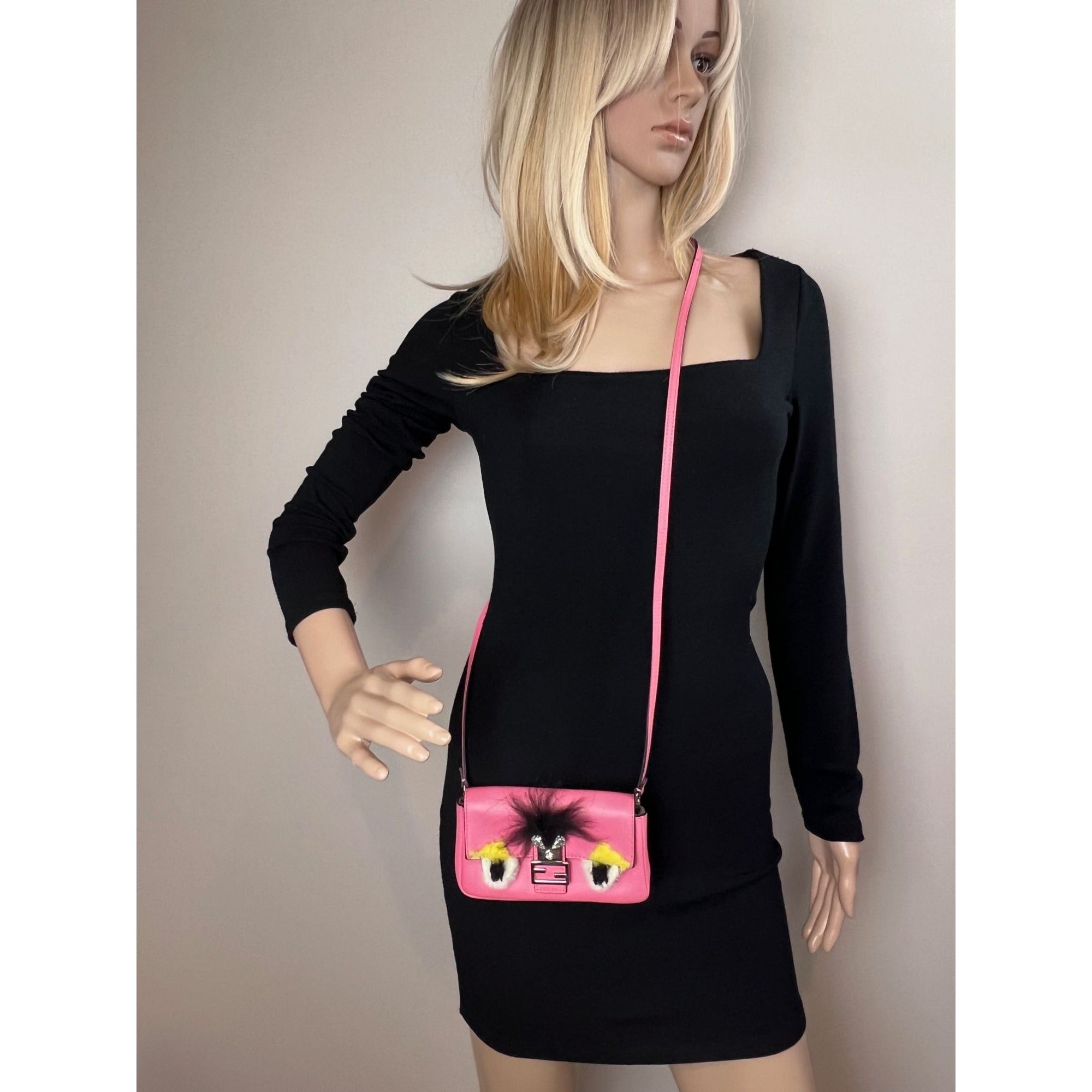 Túi đeo chéo Fendi Monster Baguette da hồng siêu nhỏ