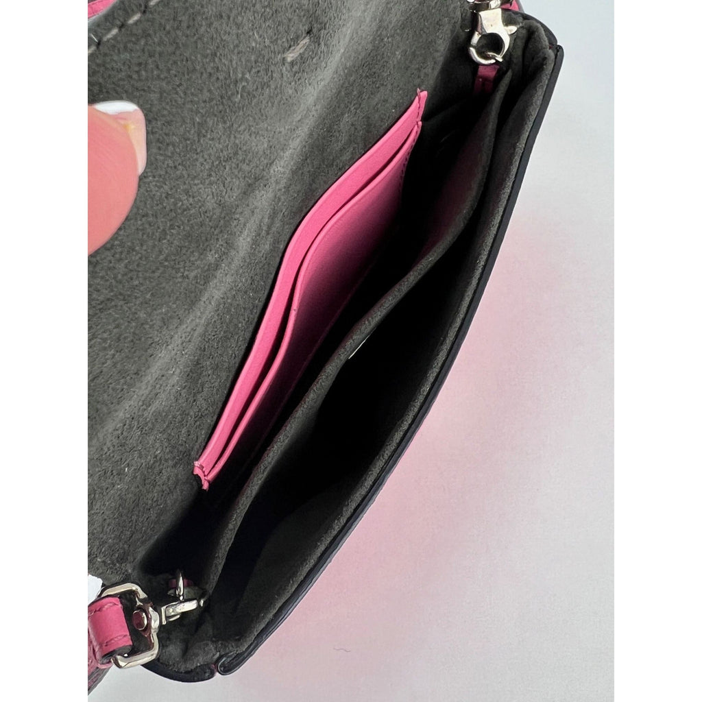 Túi đeo chéo Fendi Monster Baguette da hồng siêu nhỏ