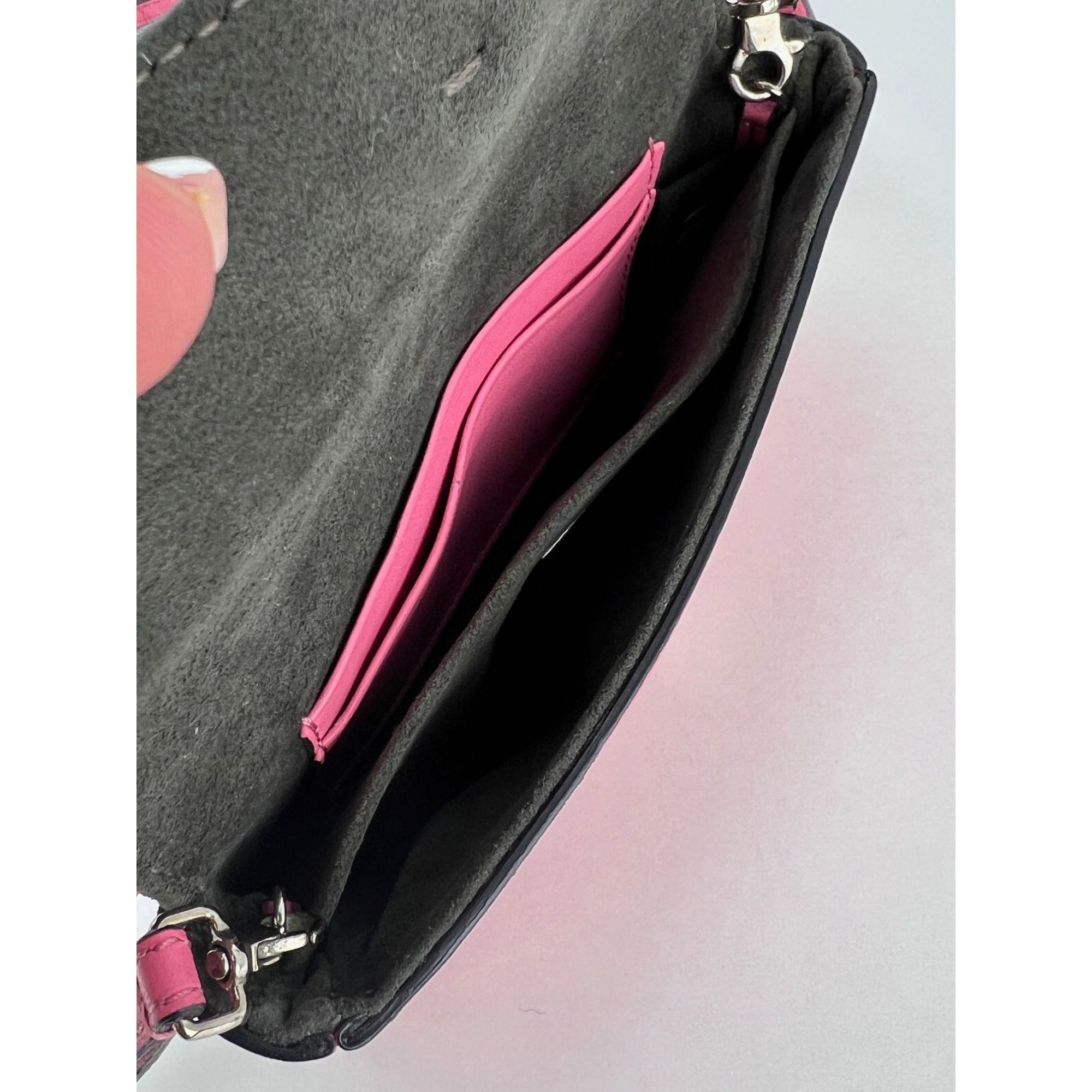 Túi đeo chéo Fendi Monster Baguette da hồng siêu nhỏ