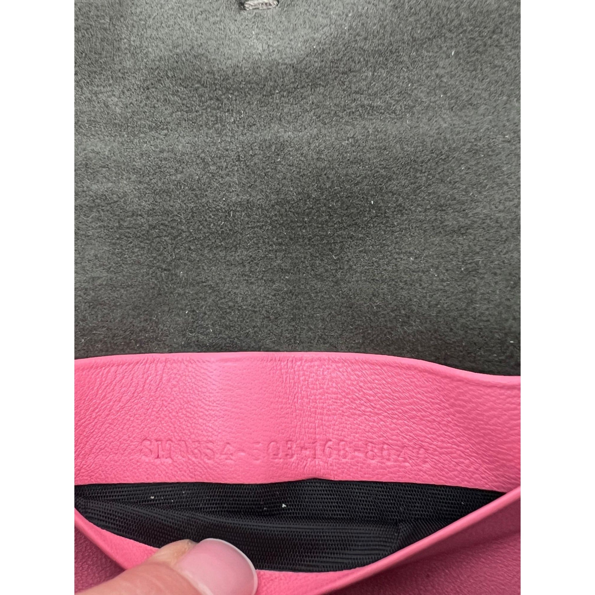 Túi đeo chéo Fendi Monster Baguette da hồng siêu nhỏ