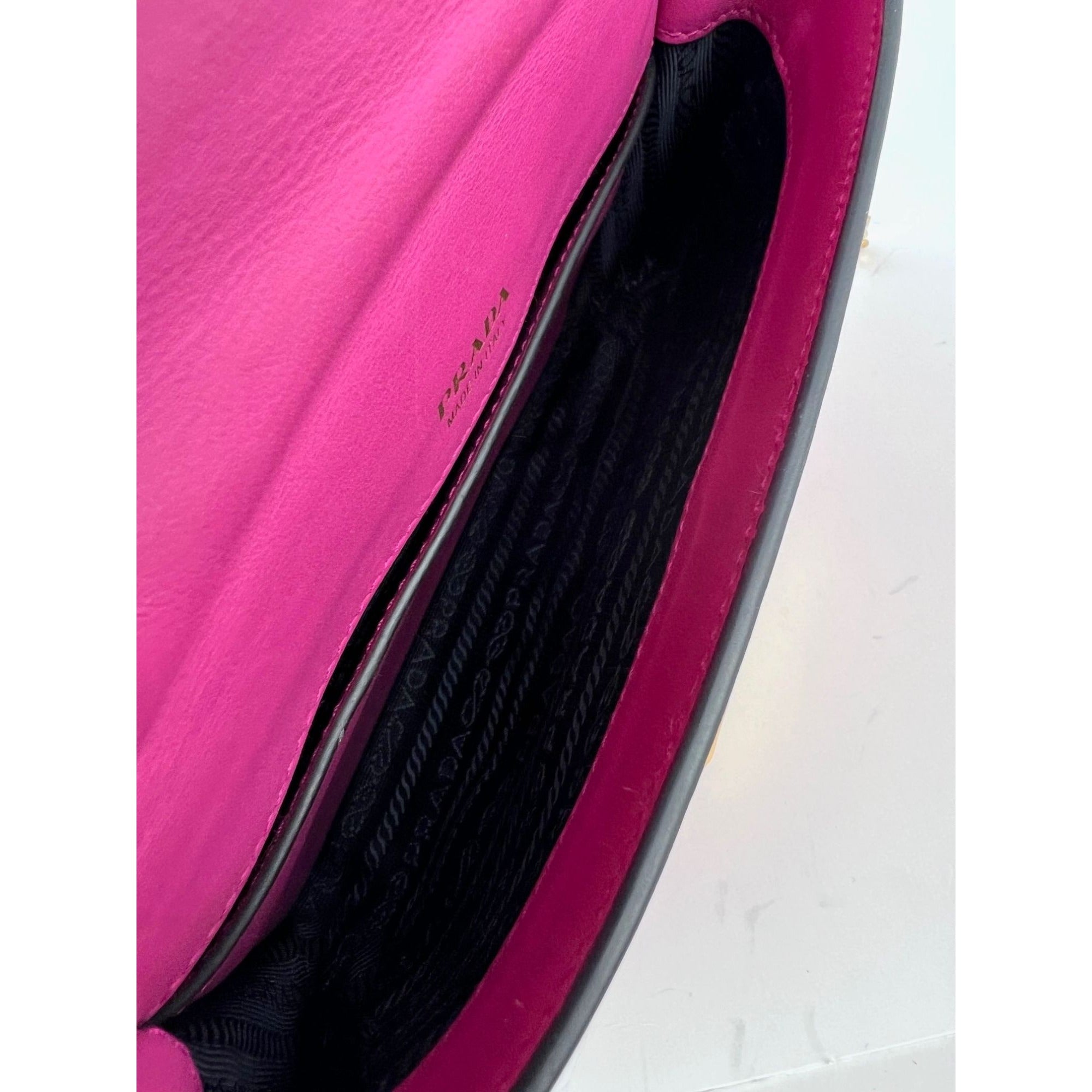 Túi đeo chéo Prada City Calf Cahier Pink Black Leather Belt Bag