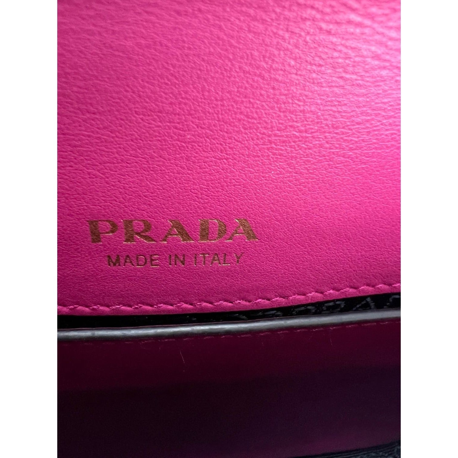 Túi đeo chéo Prada City Calf Cahier Pink Black Leather Belt Bag