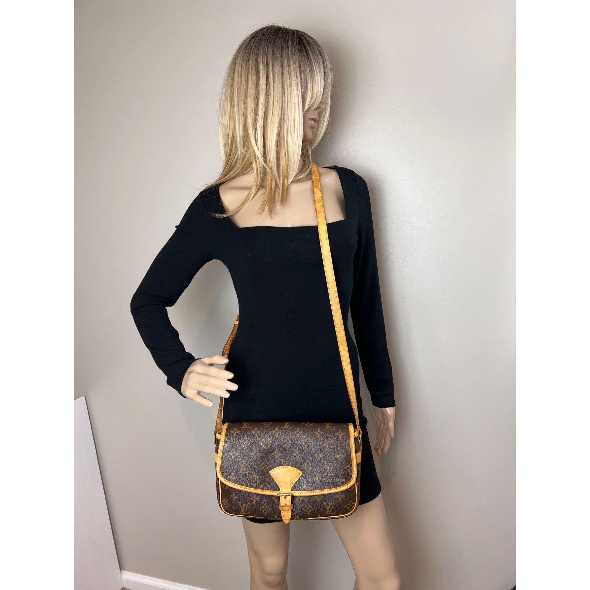 Túi đeo chéo Louis Vuitton Solonge Monogram Vintage