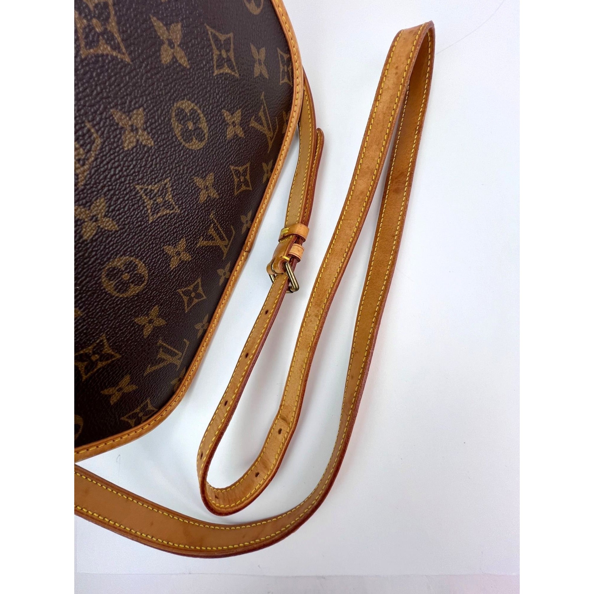 Túi đeo chéo Louis Vuitton Solonge Monogram Vintage