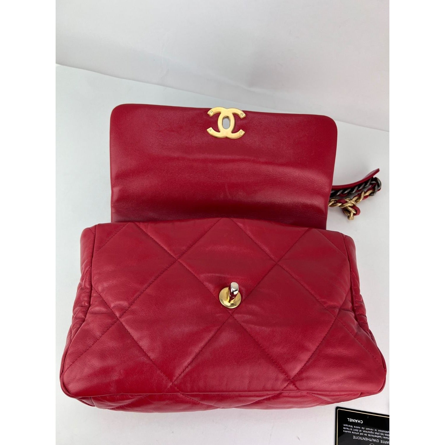 Túi xách Chanel 19 cỡ lớn bằng da dê chần bông màu bạc và vàng đỏ