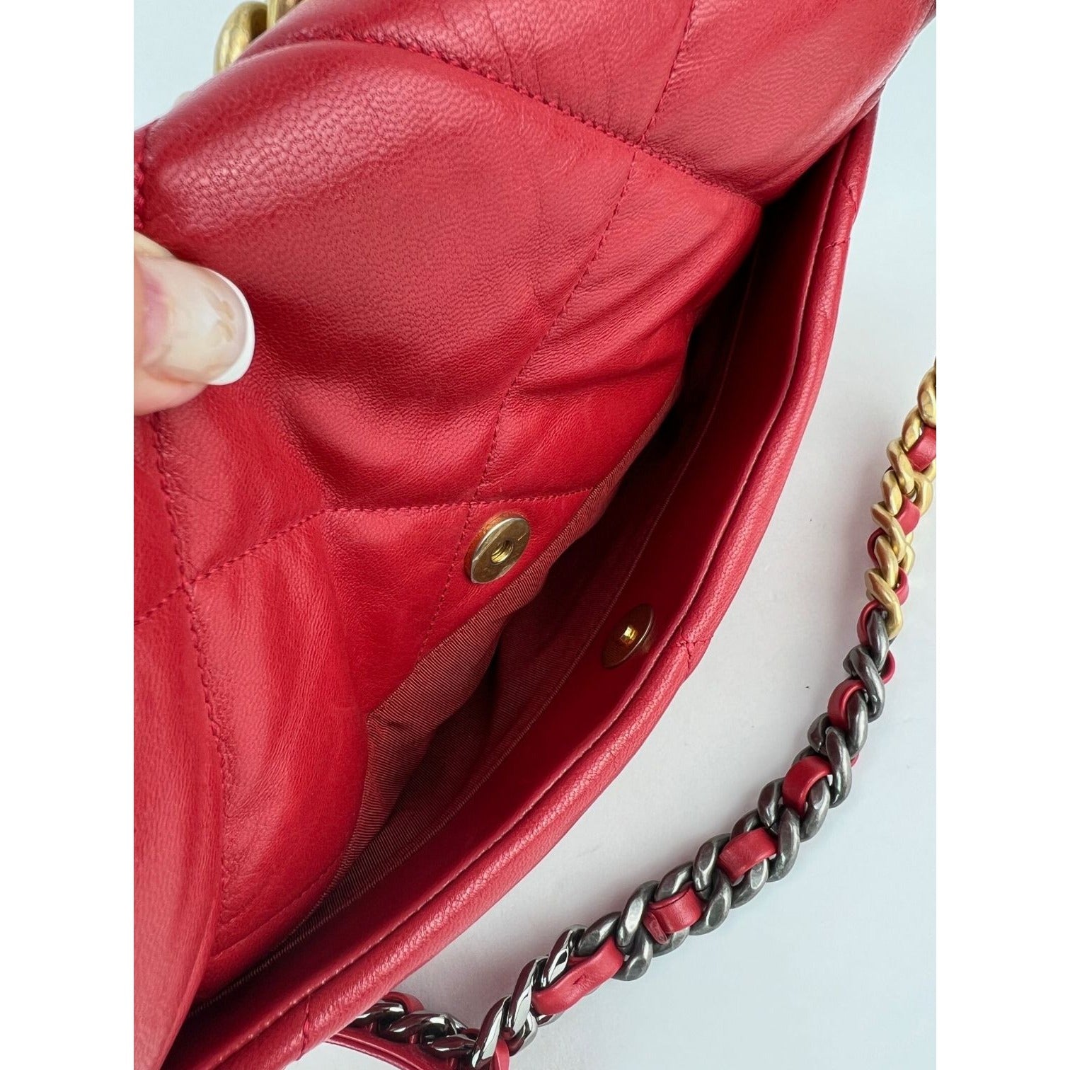 Túi xách Chanel 19 cỡ lớn bằng da dê chần bông màu bạc và vàng đỏ