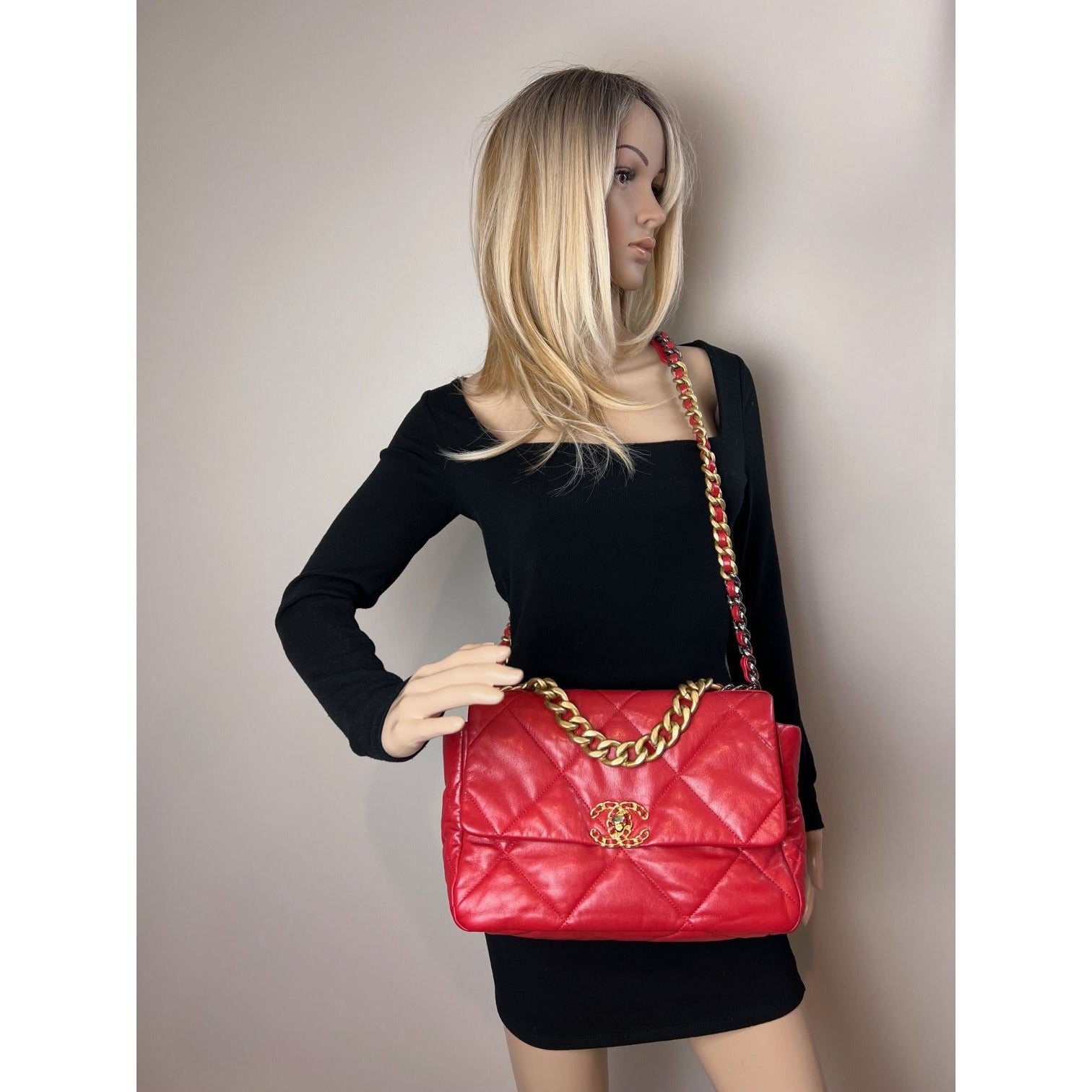 Túi xách Chanel 19 cỡ lớn bằng da dê chần bông màu bạc và vàng đỏ