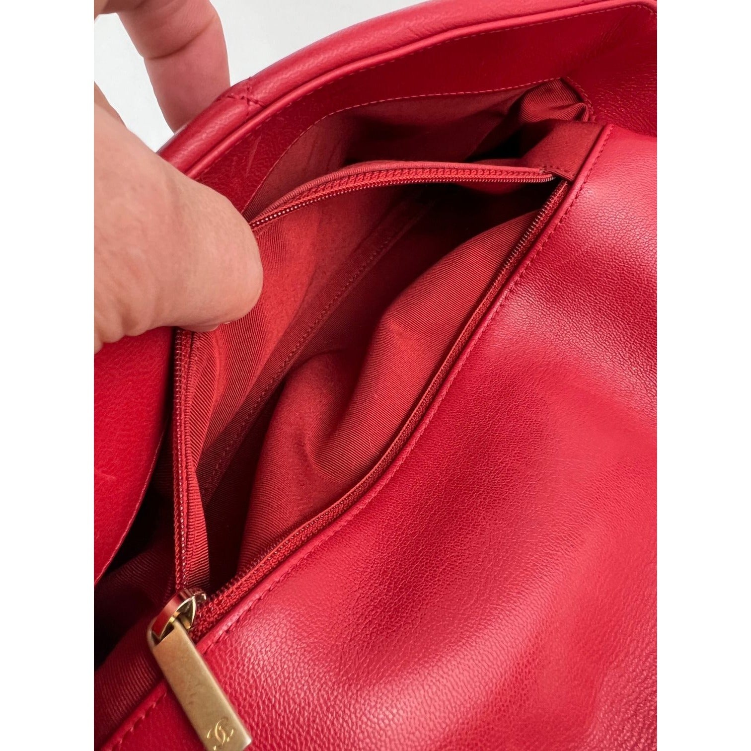Túi xách Chanel 19 cỡ lớn bằng da dê chần bông màu bạc và vàng đỏ