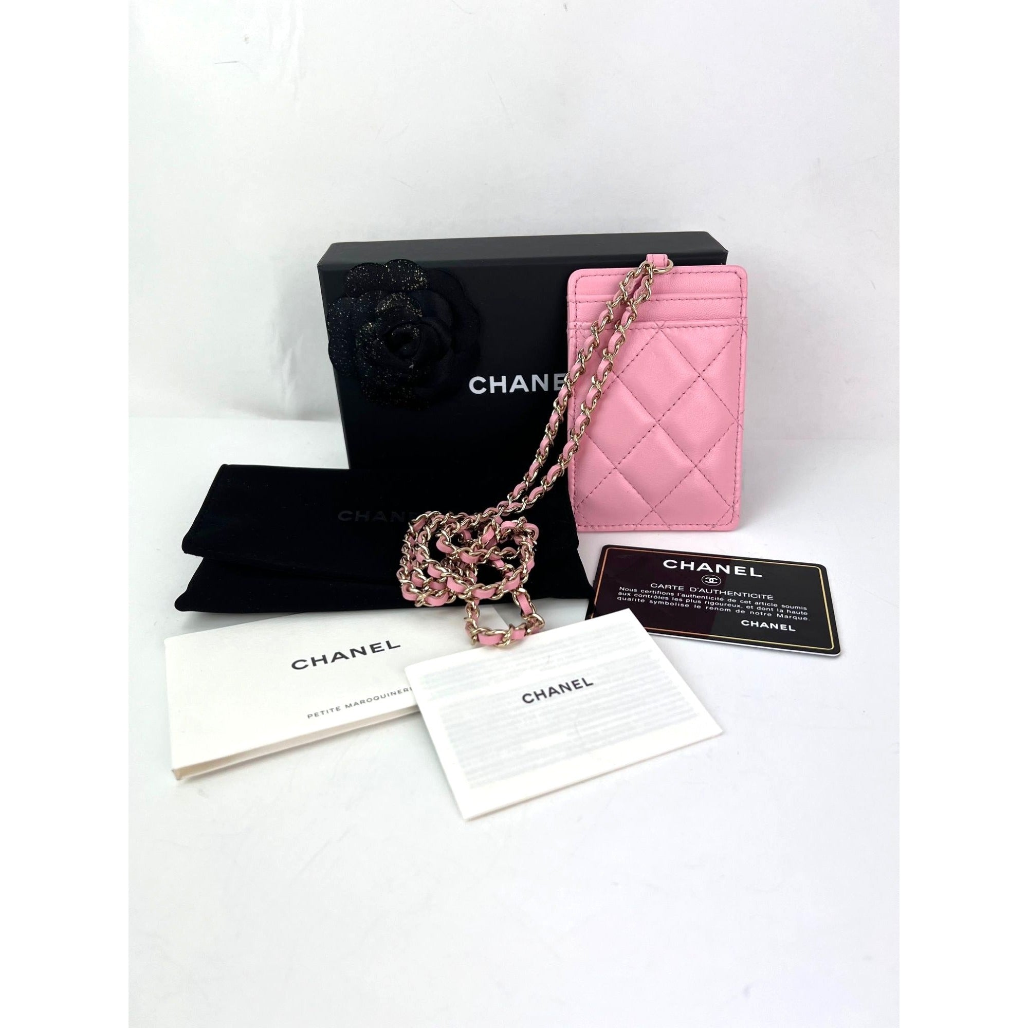 Túi đựng thẻ Chanel bằng da cừu chần bông có dây xích