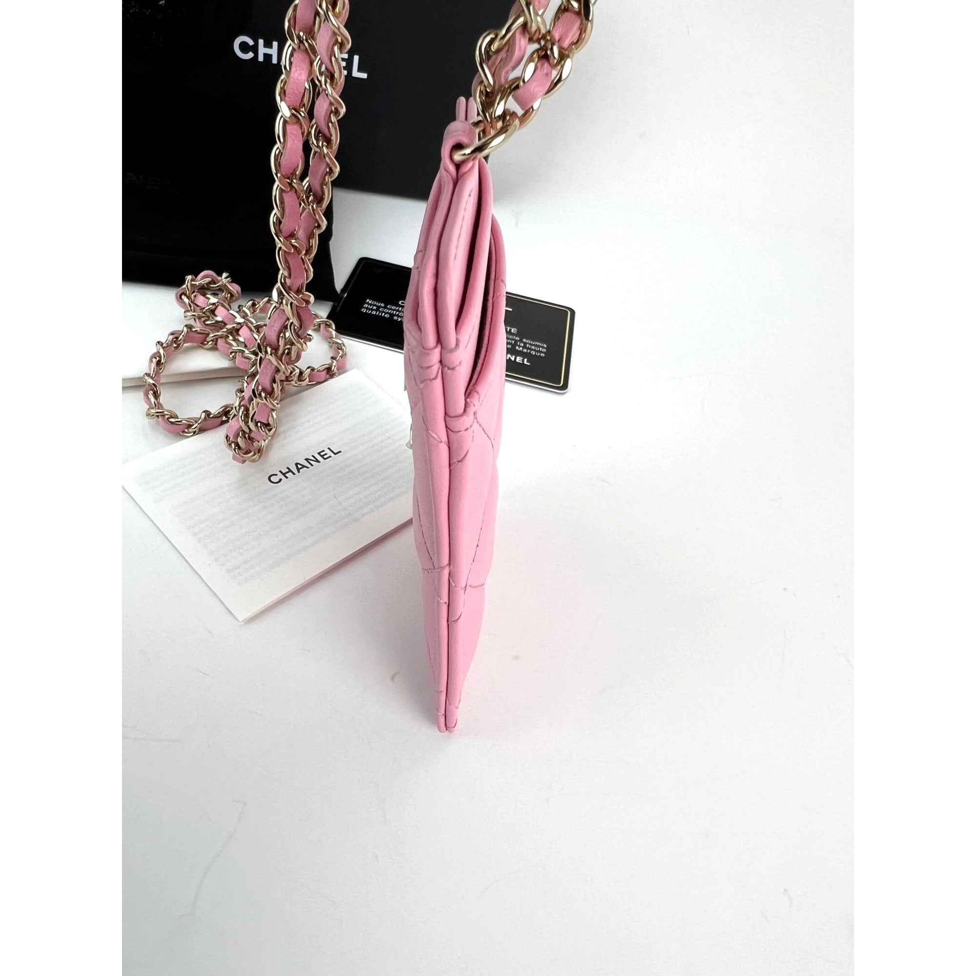 Túi đựng thẻ Chanel bằng da cừu chần bông có dây xích