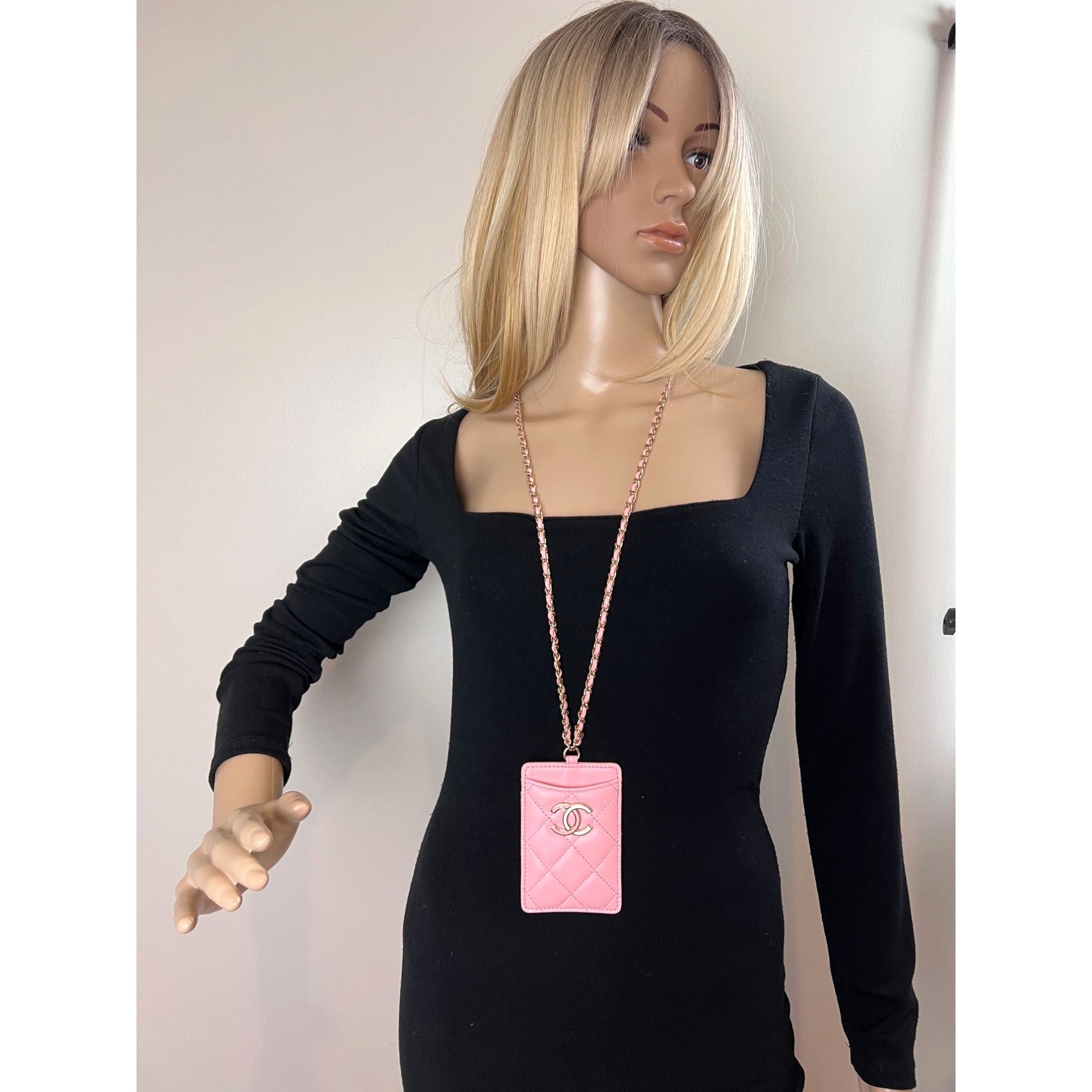 Túi đựng thẻ Chanel bằng da cừu chần bông có dây xích