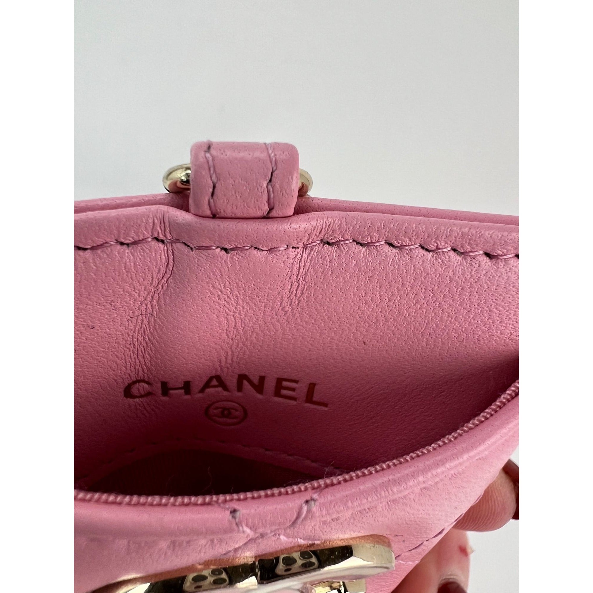 Túi đựng thẻ Chanel bằng da cừu chần bông có dây xích