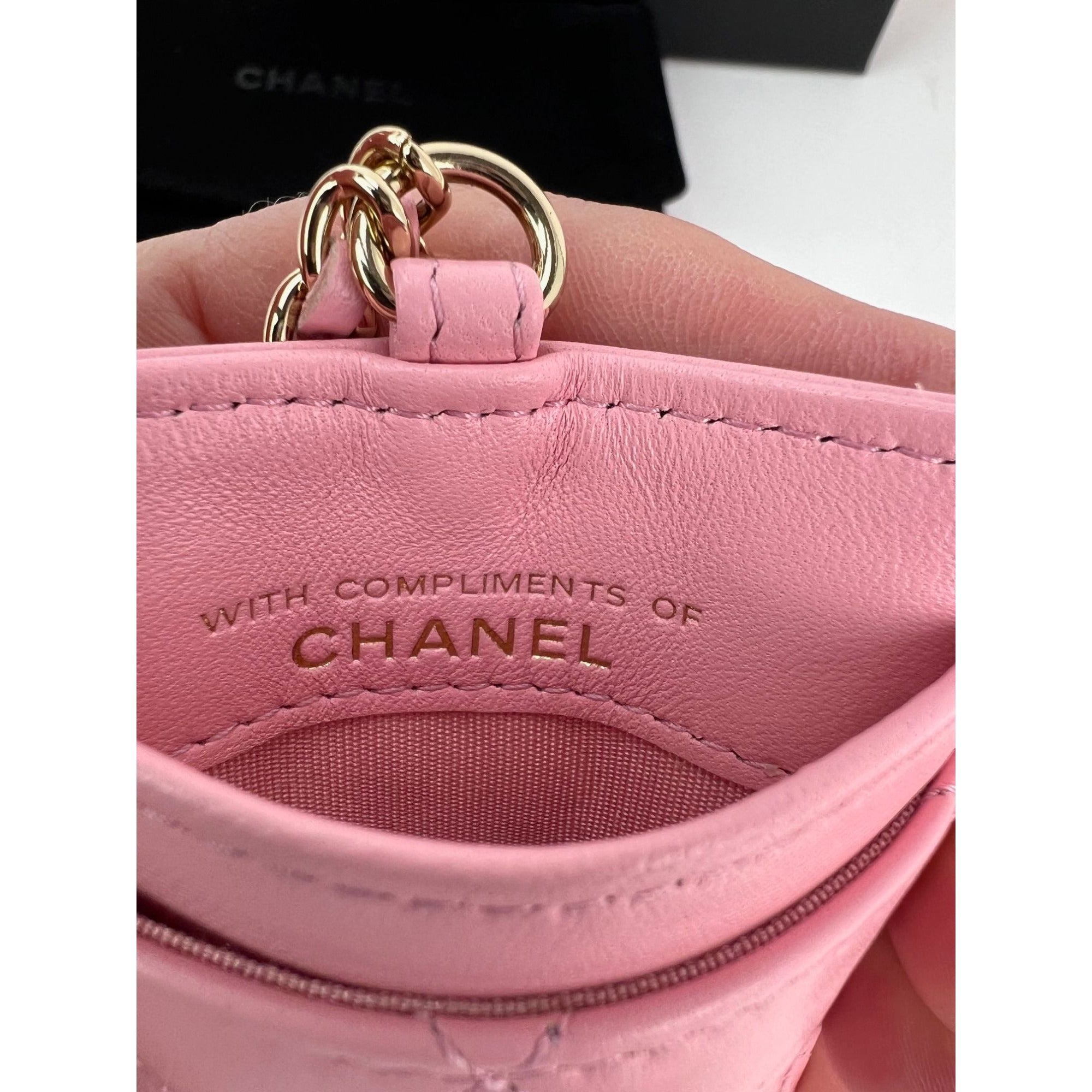 Túi đựng thẻ Chanel bằng da cừu chần bông có dây xích