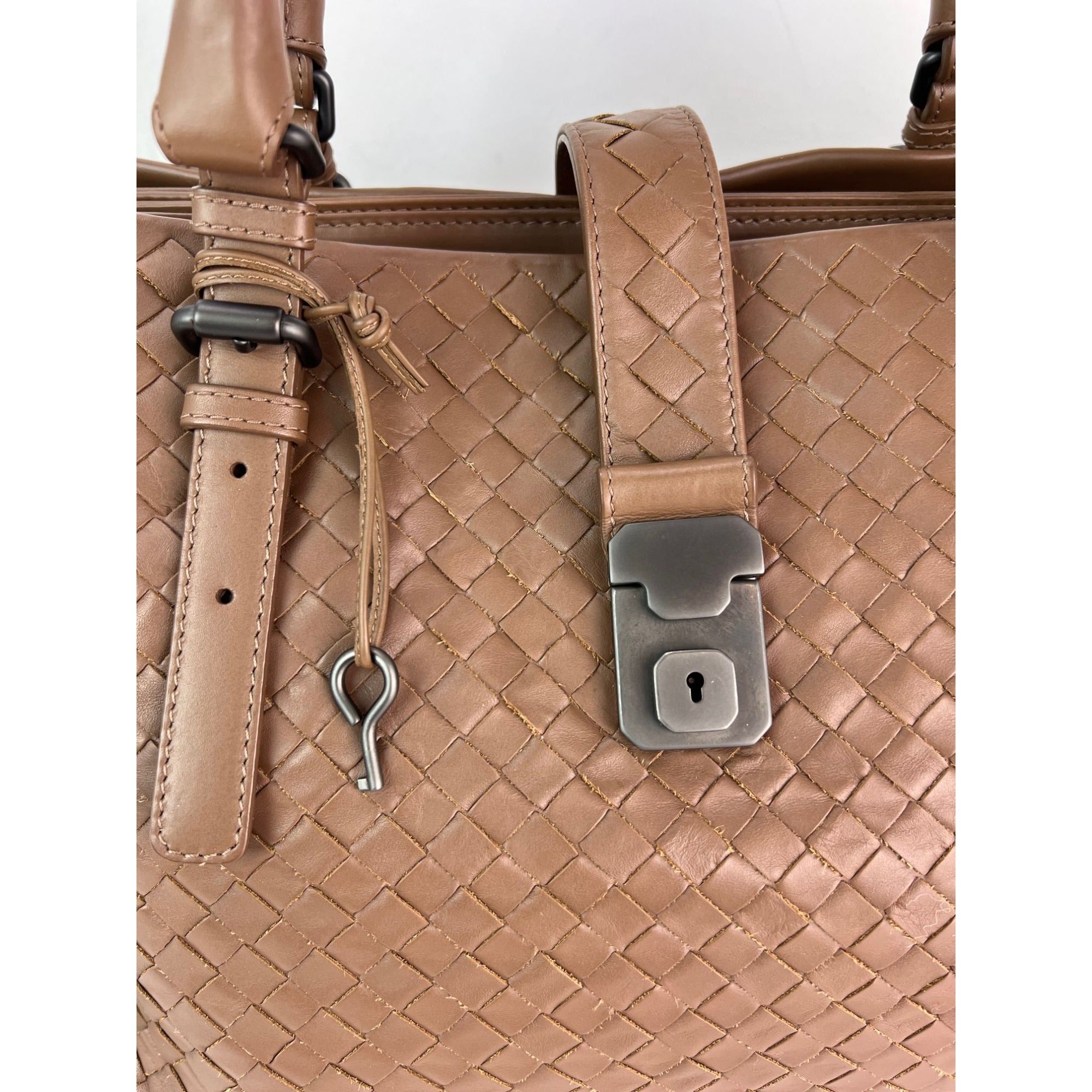 Túi đeo vai màu nâu Bottega Veneta Roma Intrecciato Nappa