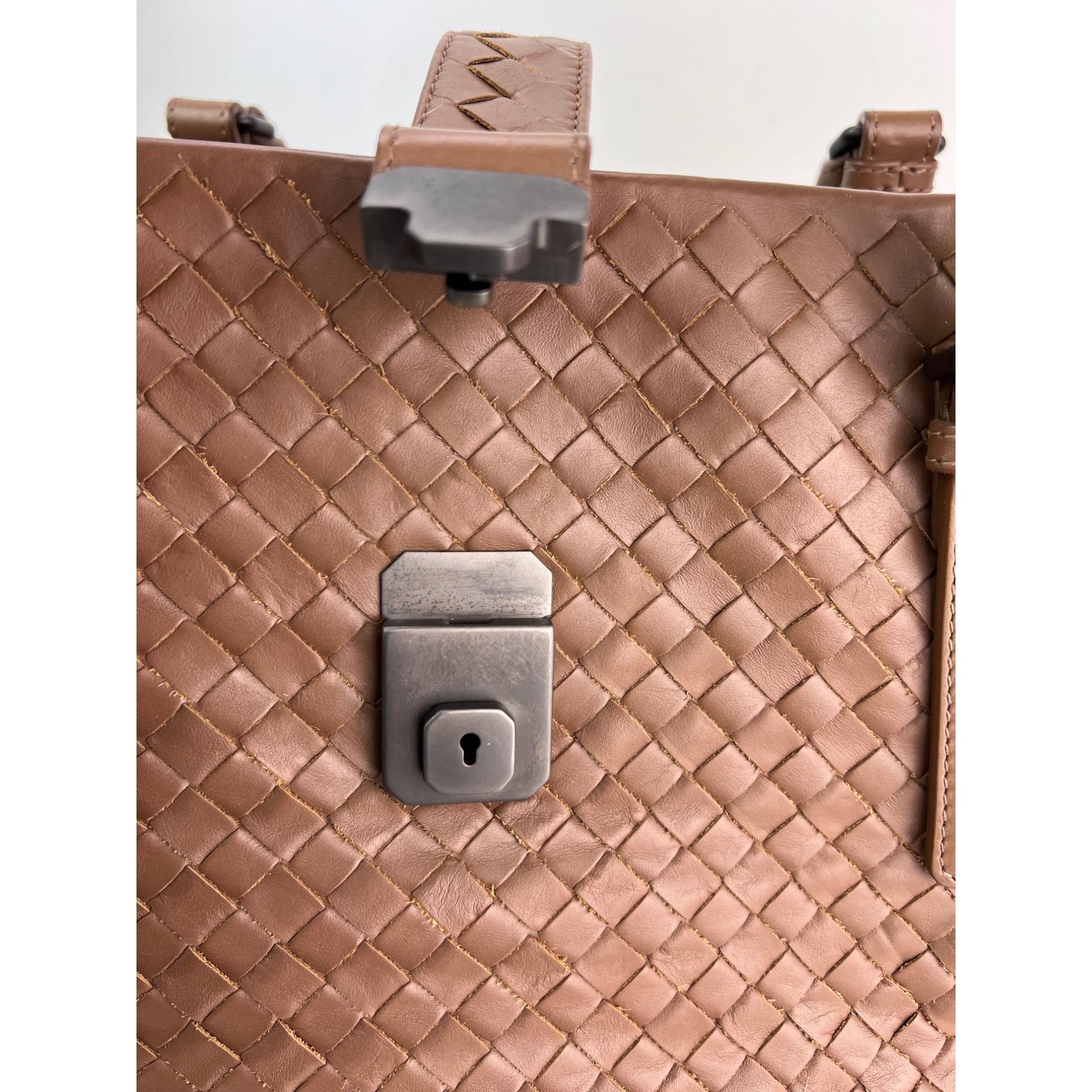 Túi đeo vai màu nâu Bottega Veneta Roma Intrecciato Nappa