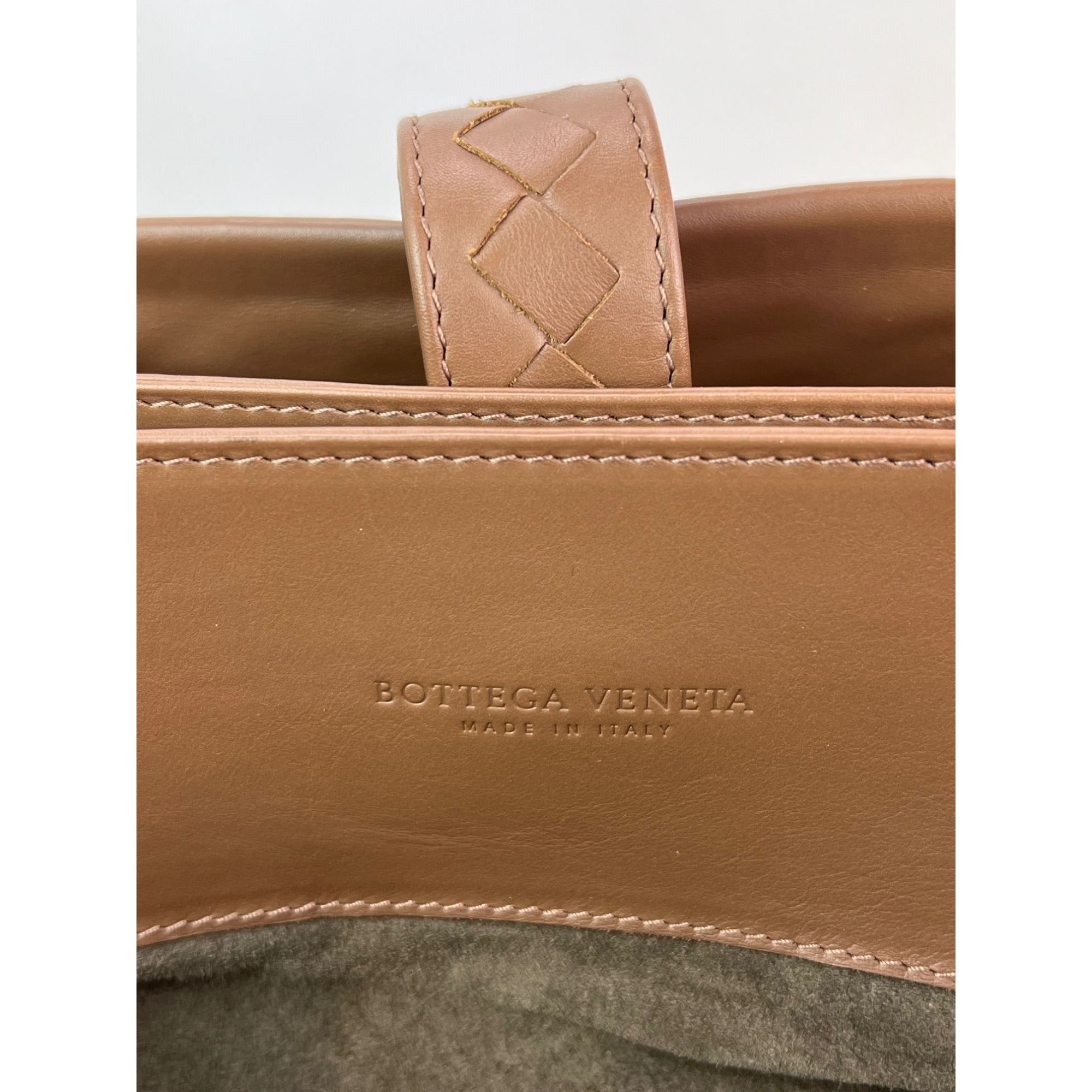Túi đeo vai màu nâu Bottega Veneta Roma Intrecciato Nappa