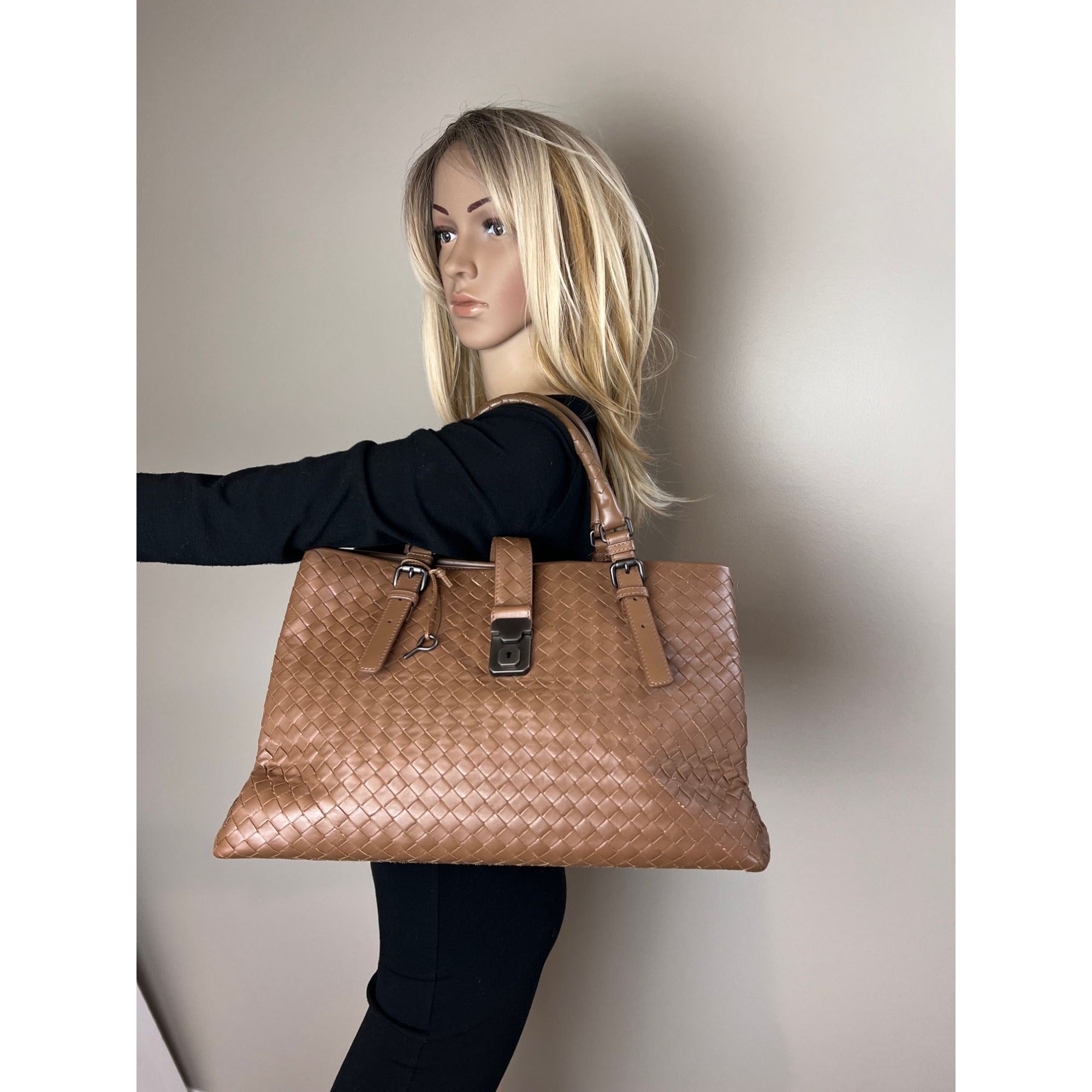 Túi đeo vai màu nâu Bottega Veneta Roma Intrecciato Nappa