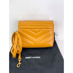 Túi đeo chéo Loulou màu vàng bằng da bê chần bông Saint Laurent