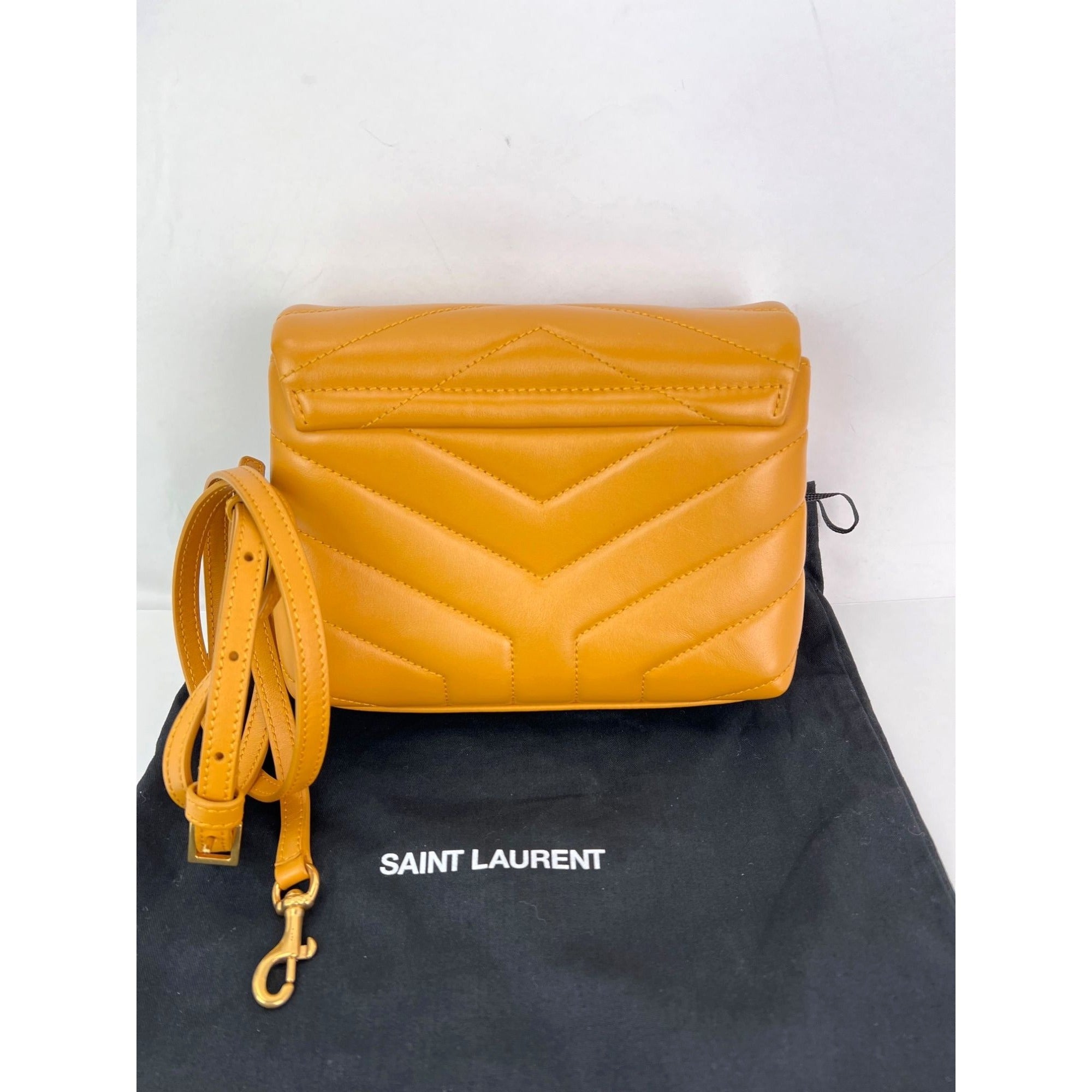 Túi đeo chéo Loulou màu vàng bằng da bê chần bông Saint Laurent