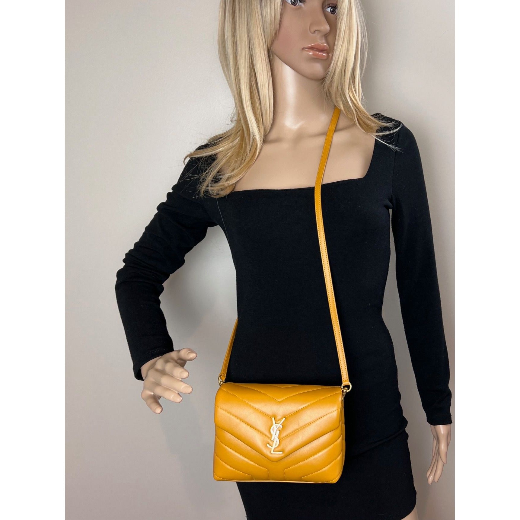 Túi đeo chéo Loulou màu vàng bằng da bê chần bông Saint Laurent