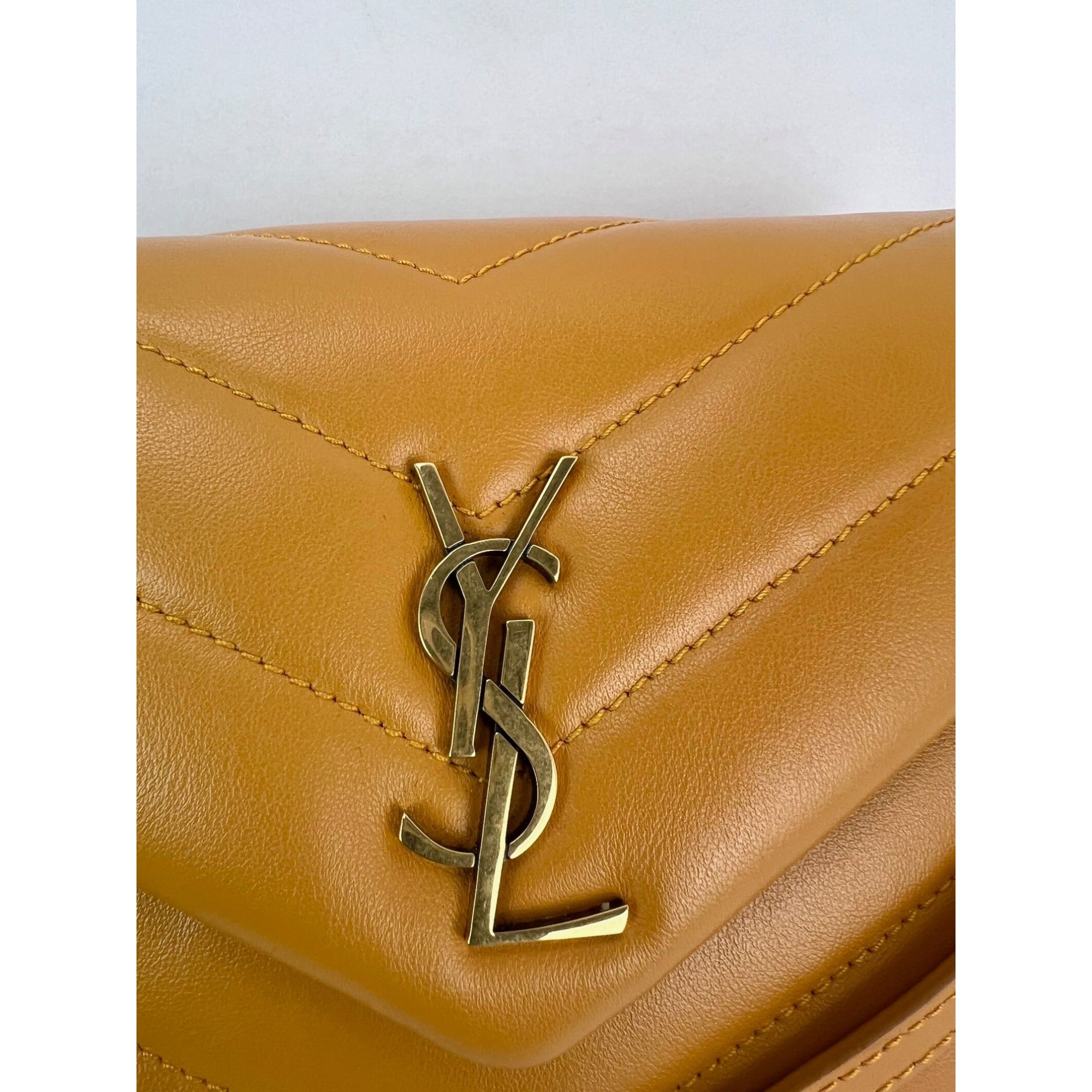 Túi đeo chéo Loulou màu vàng bằng da bê chần bông Saint Laurent