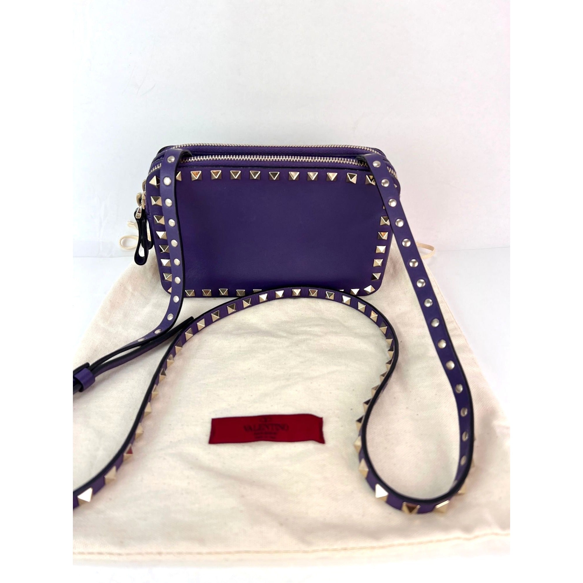 Túi đeo chéo da màu tím Valentino Rockstud Double Zip