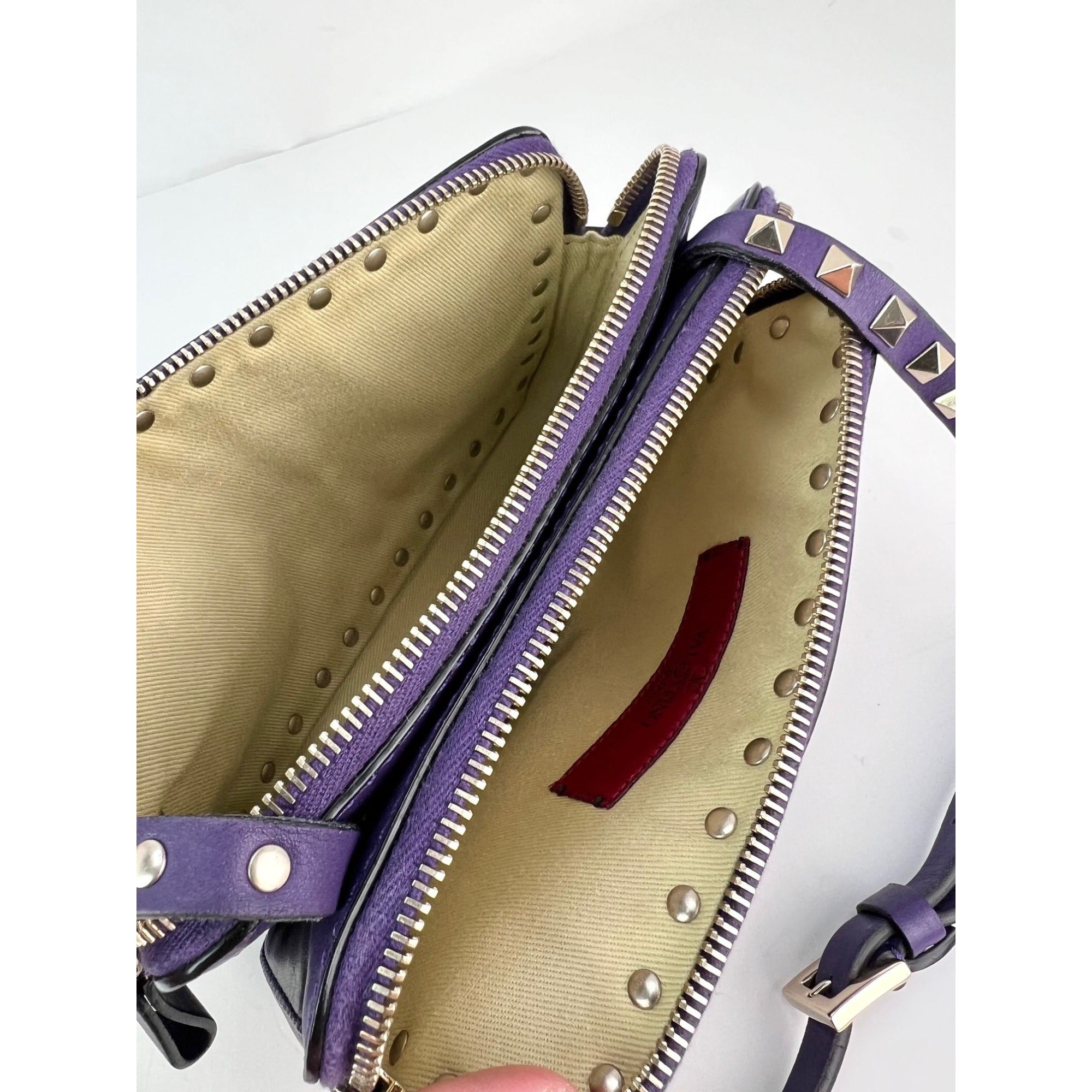 Túi đeo chéo da màu tím Valentino Rockstud Double Zip