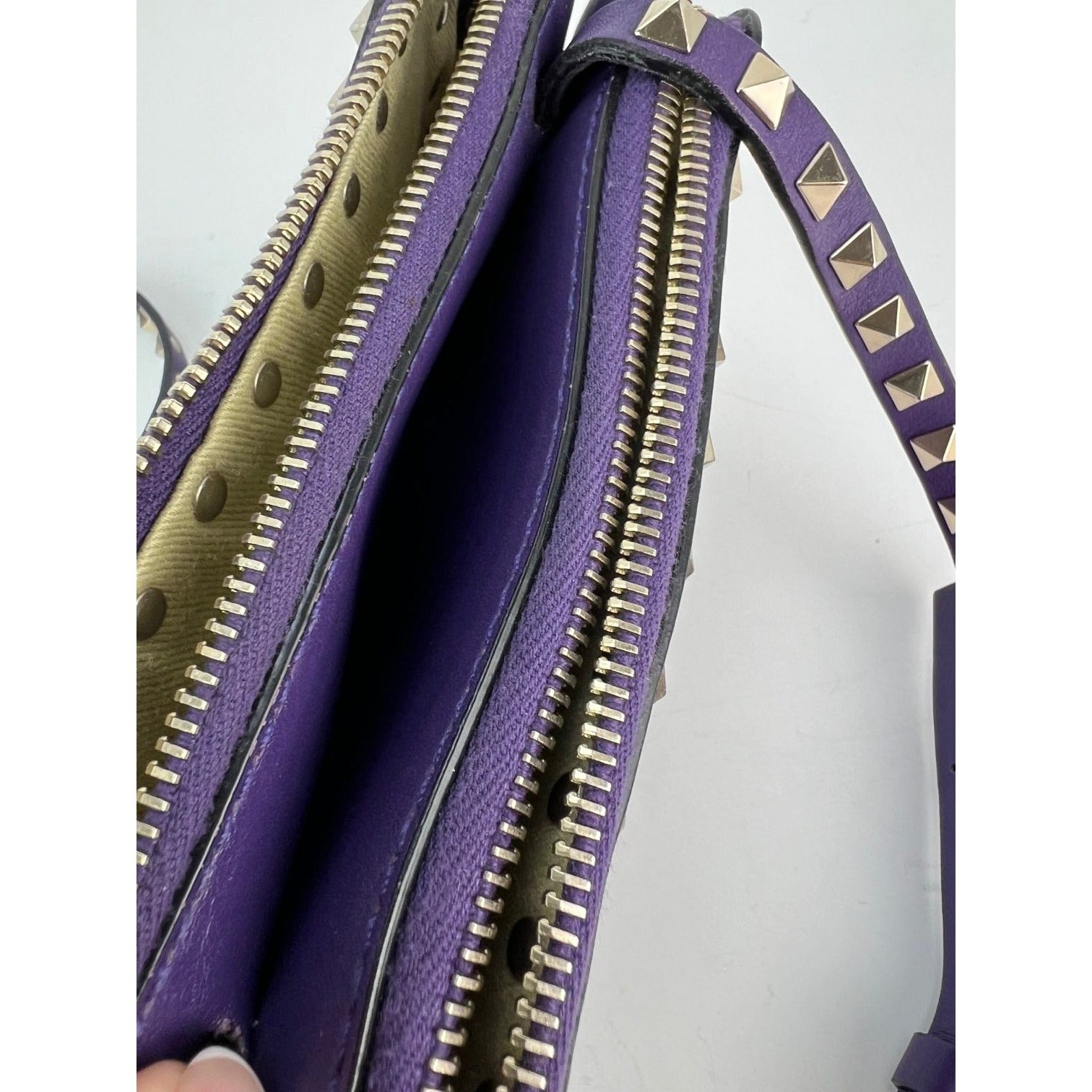 Túi đeo chéo da màu tím Valentino Rockstud Double Zip