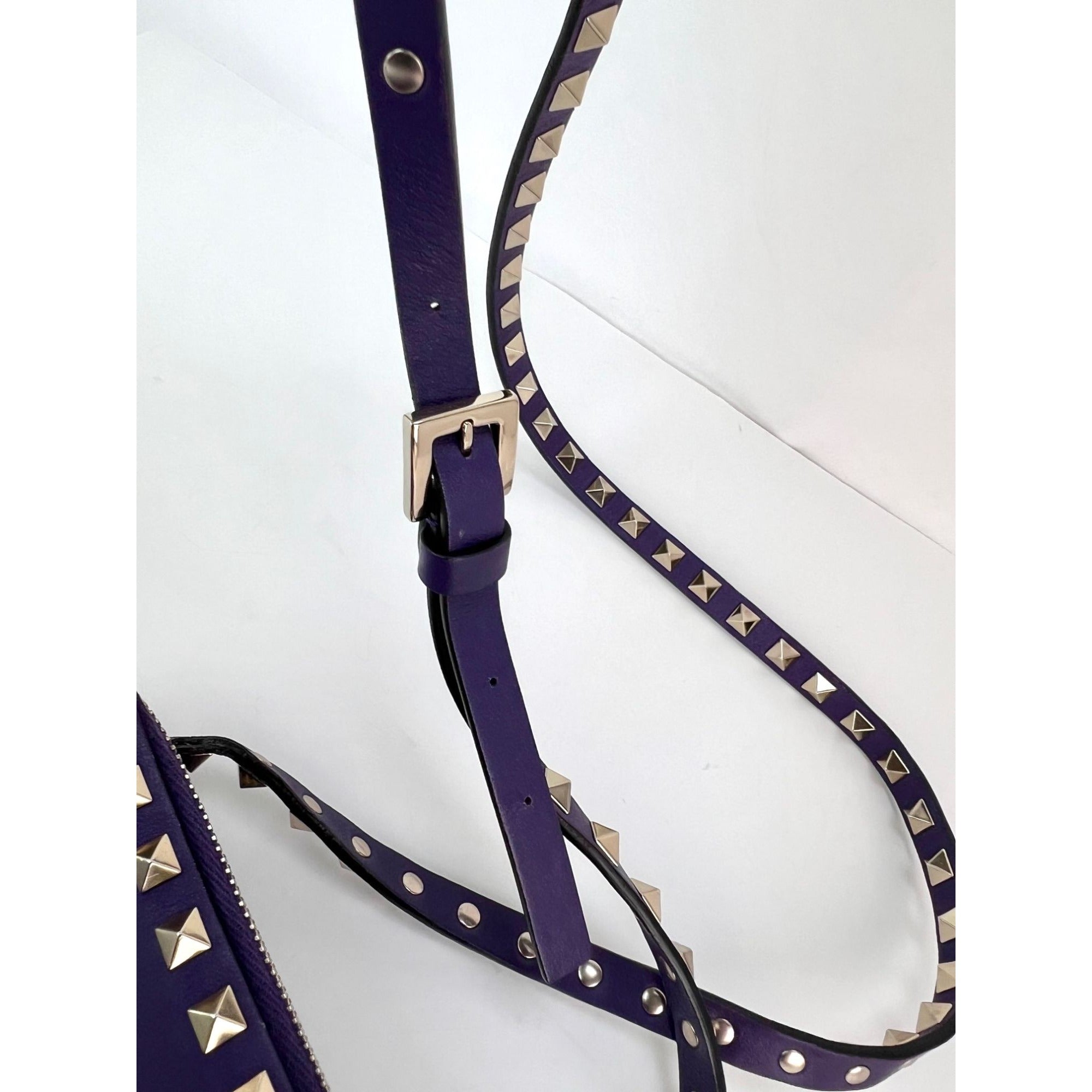 Túi đeo chéo da màu tím Valentino Rockstud Double Zip