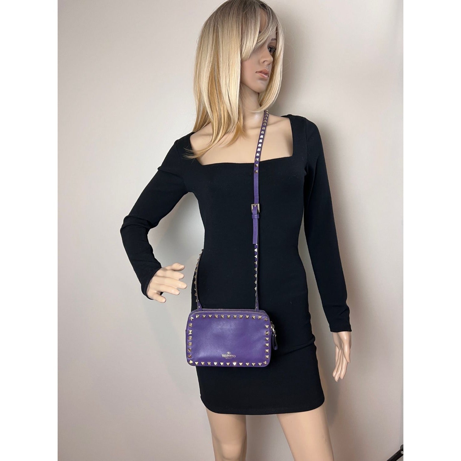 Túi đeo chéo da màu tím Valentino Rockstud Double Zip