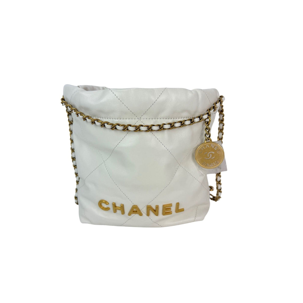 Túi đeo chéo Chanel 22 Mini da bê bóng chần bông màu trắng