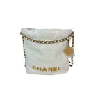 Túi đeo chéo Chanel 22 Mini da bê bóng chần bông màu trắng