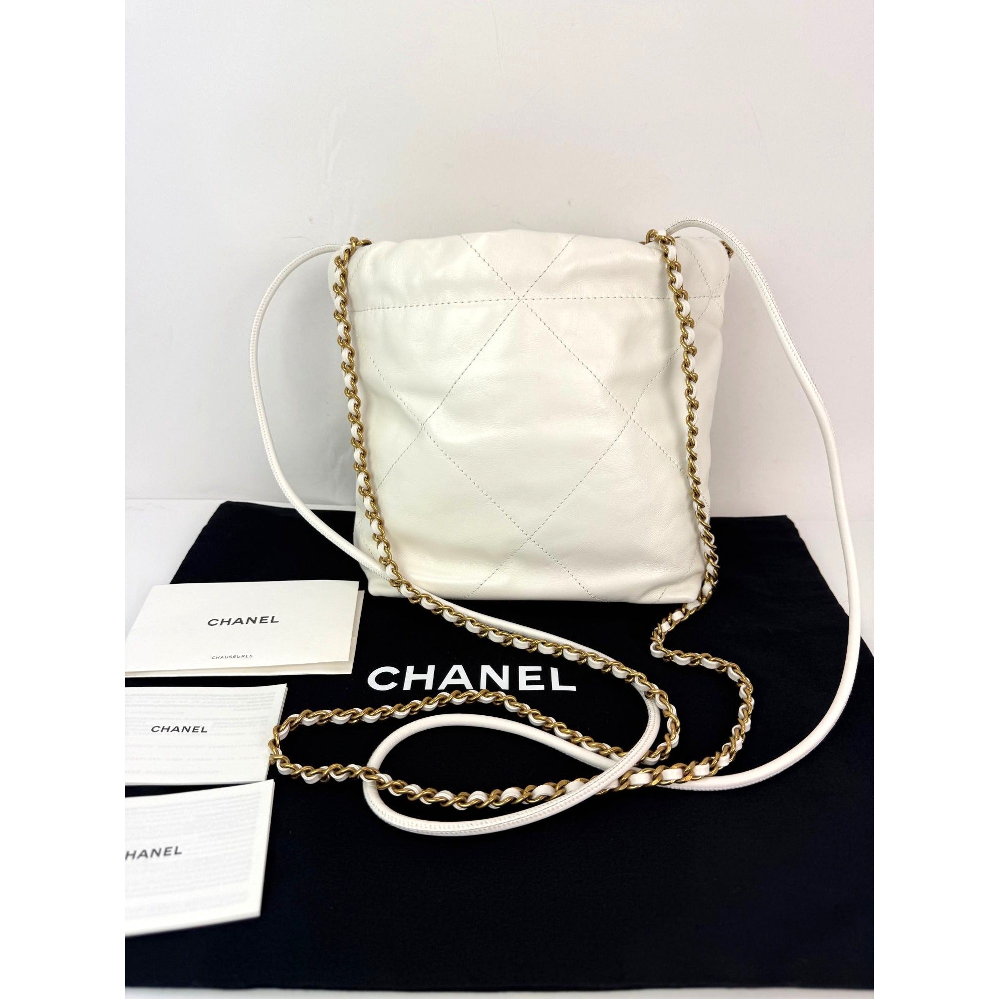 Túi đeo chéo Chanel 22 Mini da bê bóng chần bông màu trắng
